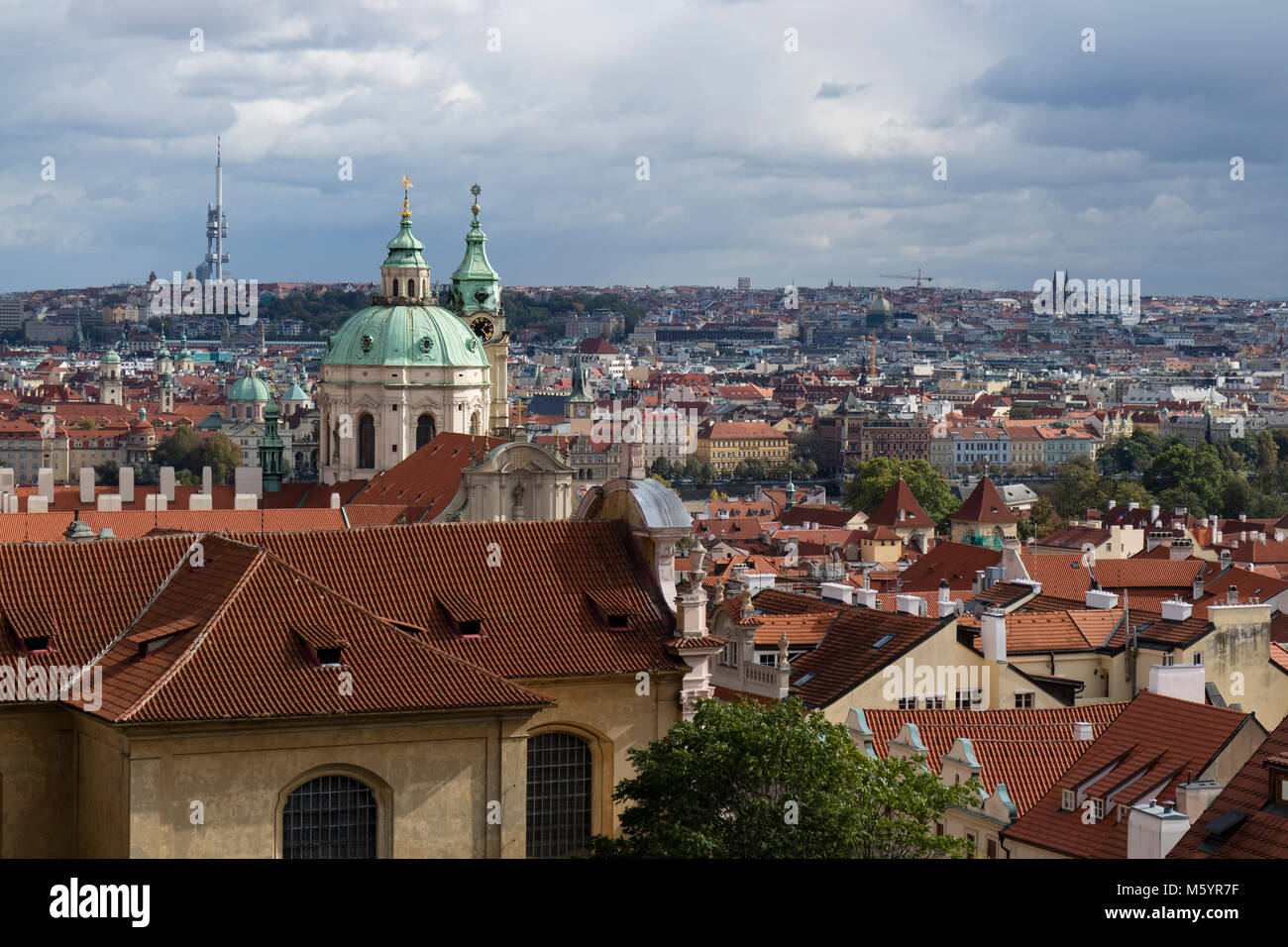 Prag, Tschechische Republik - Oktober 6, 2017: Prag mit dem reich verzierten Kuppel der St.-Nikolaus-Kirche auf der Kleinseite und einen Blick über die Stadt. Stockfoto