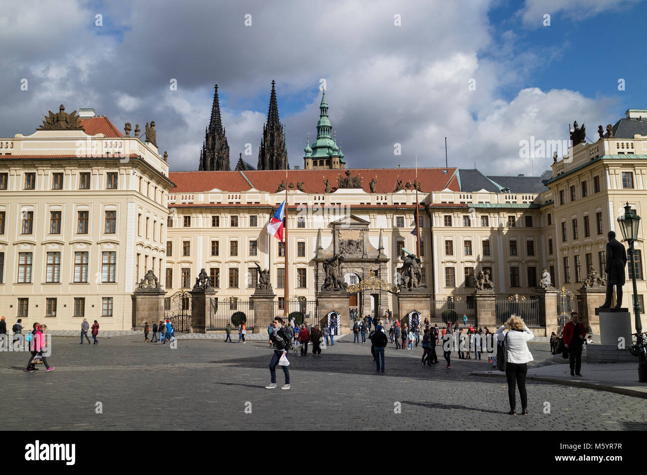 Prag, Tschechische Republik - Oktober 6, 2017: Tor der Prager Burg Hradschin Platz mit drei Türme im Hintergrund zu sehen Stockfoto