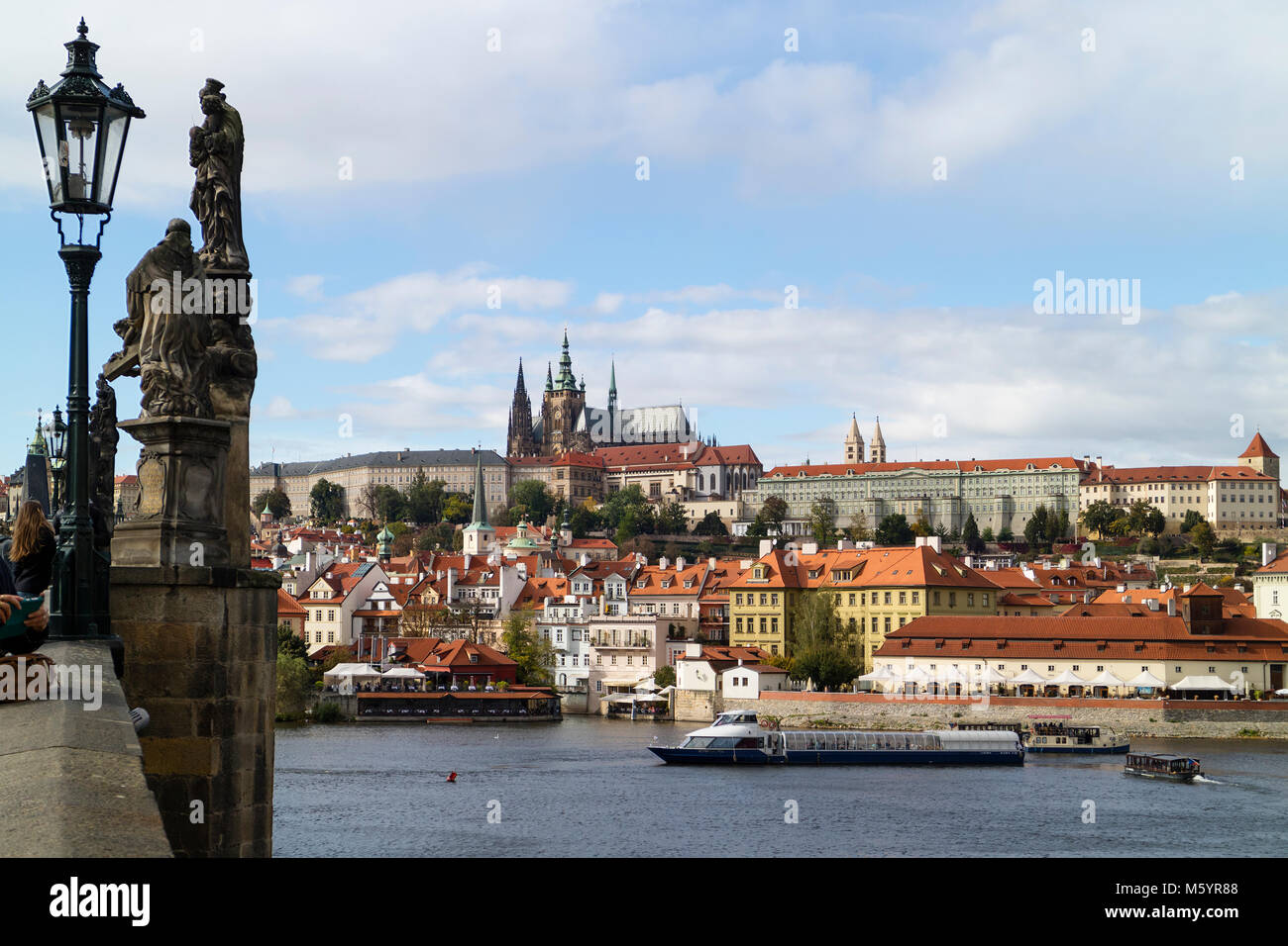 Prag; Tschechische Republik - Oktober 6, 2017: Prager Burg von der Charles Brücke mit dem Fluss Moldau und Schiffe gesehen Stockfoto