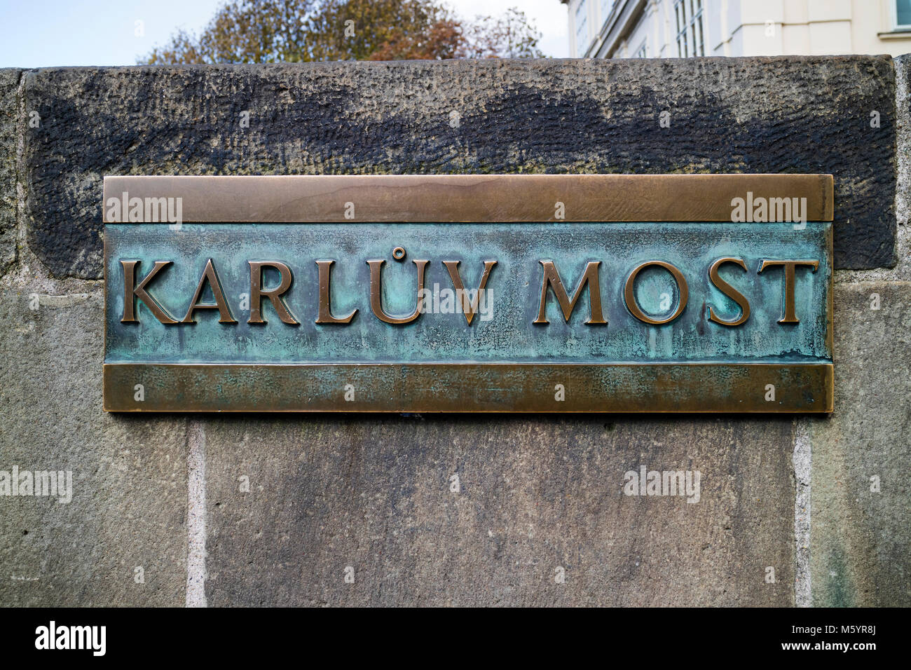 Prag, Tschechische Republik - Oktober 6, 2017: Messing Namensschild auf die Karlsbrücke, UNESCO-Weltkulturerbe, Fußgänger-Brücke über die Moldau Stockfoto