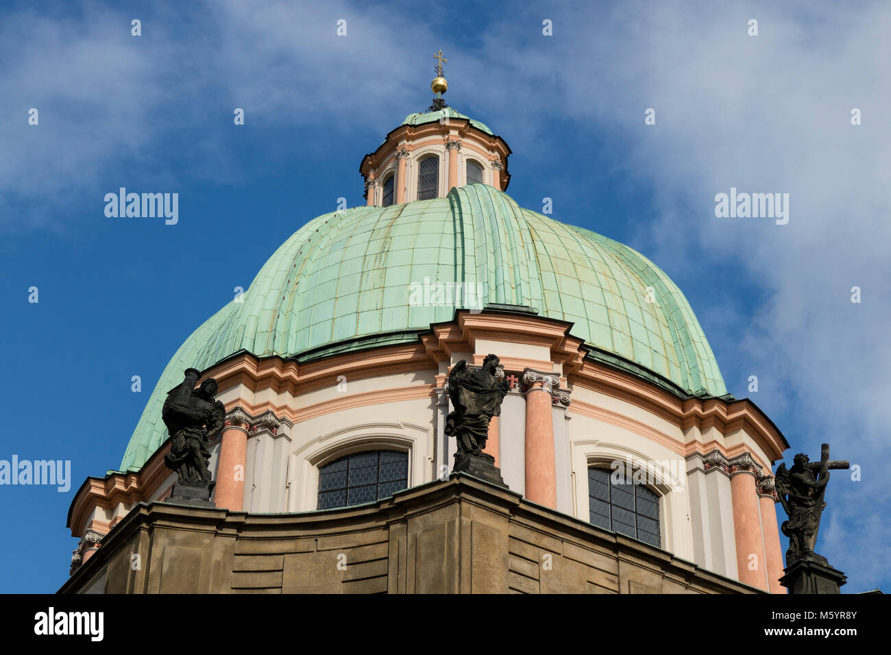 Prag, Tschechische Republik - Oktober 6, 2017: Prag mit dem reich verzierten Kuppel der St.-Nikolaus-Kirche auf der Kleinseite Stockfoto