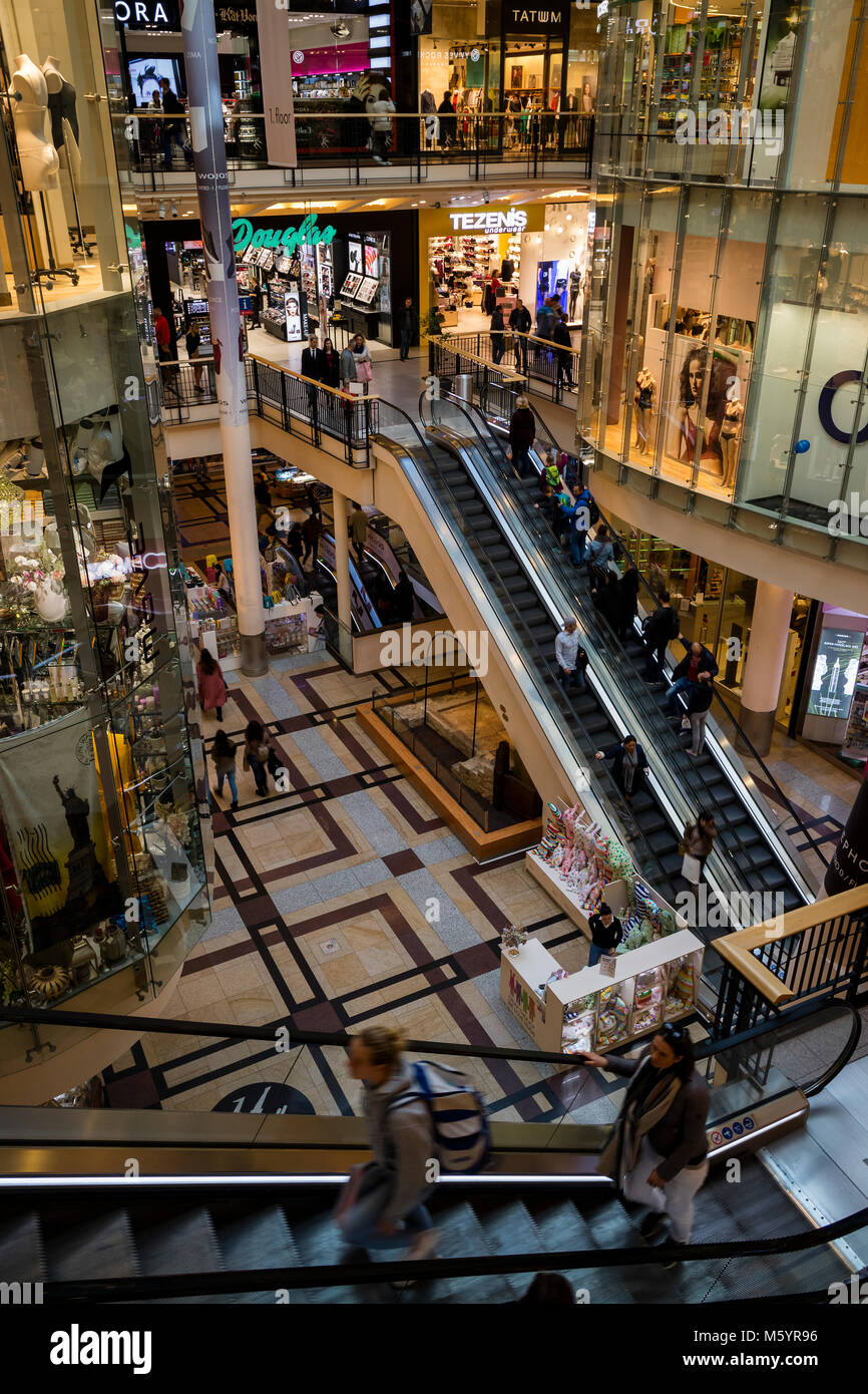 Prag, tschechische Republik - 7. Oktober 2017: Fahrtreppen im Palladium Shopping Mall in Prag in der Tschechischen Republik Stockfoto