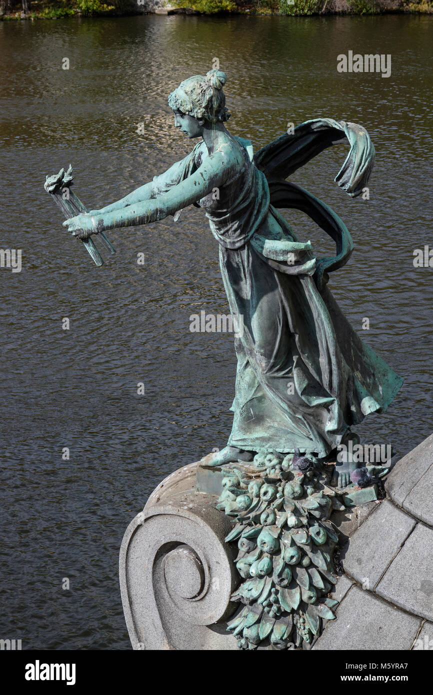 Prag, tschechische Republik - 8. Oktober 2017: Bronze Statue auf der Manesuv Brücke über die Moldau in Prag Stockfoto