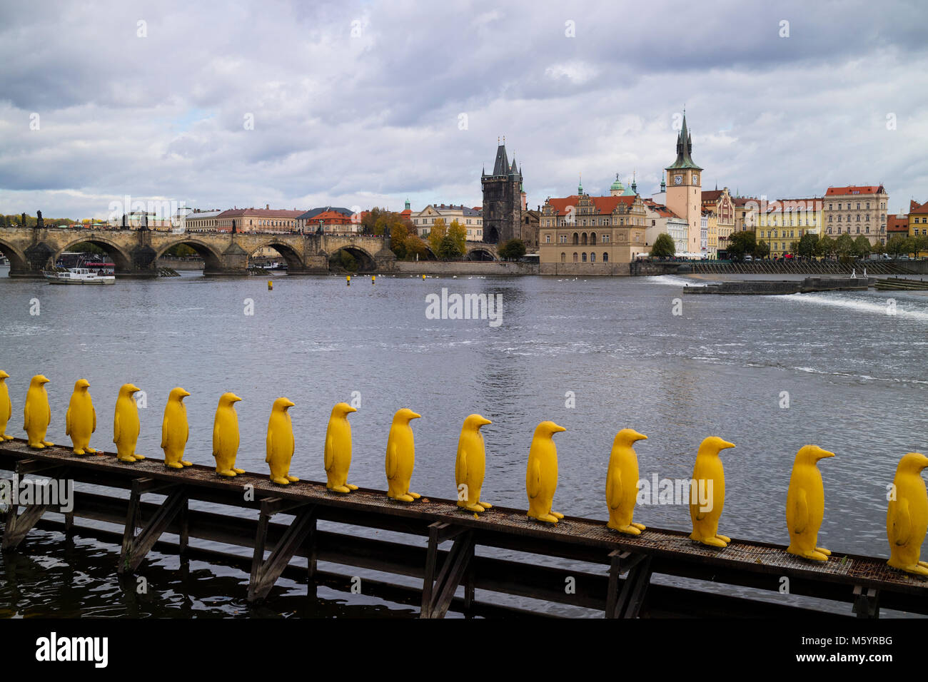 Prag, tschechische Republik - 9. Oktober 2017: Gelb Kunststoff Pinguine außerhalb Kampa Park in der Nähe der Moldau in Prag Stockfoto