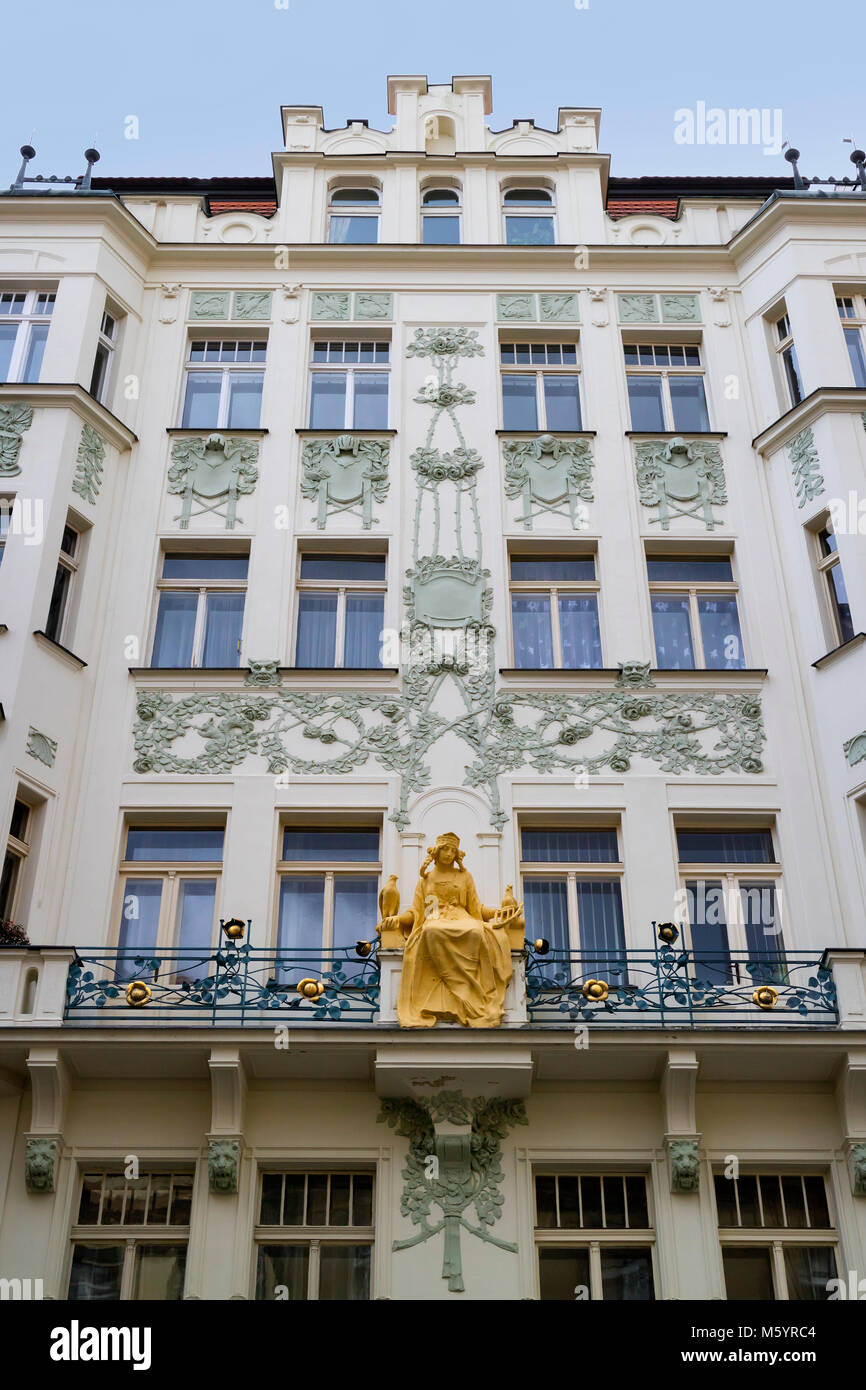 Prag, tschechische Republik - 9. Oktober 2017: Jugendstil weibliche Figur, Prinzessin Libuse Statue, auf einem Balkon einer Fassade Karlova Stockfoto