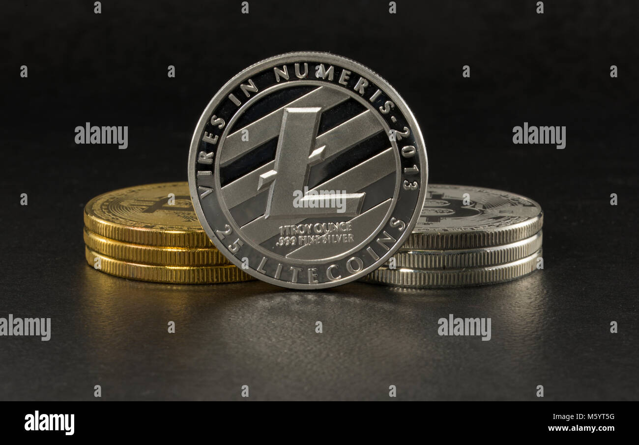 Litecoin und bitcoin auf schwarzem Hintergrund Stockfoto