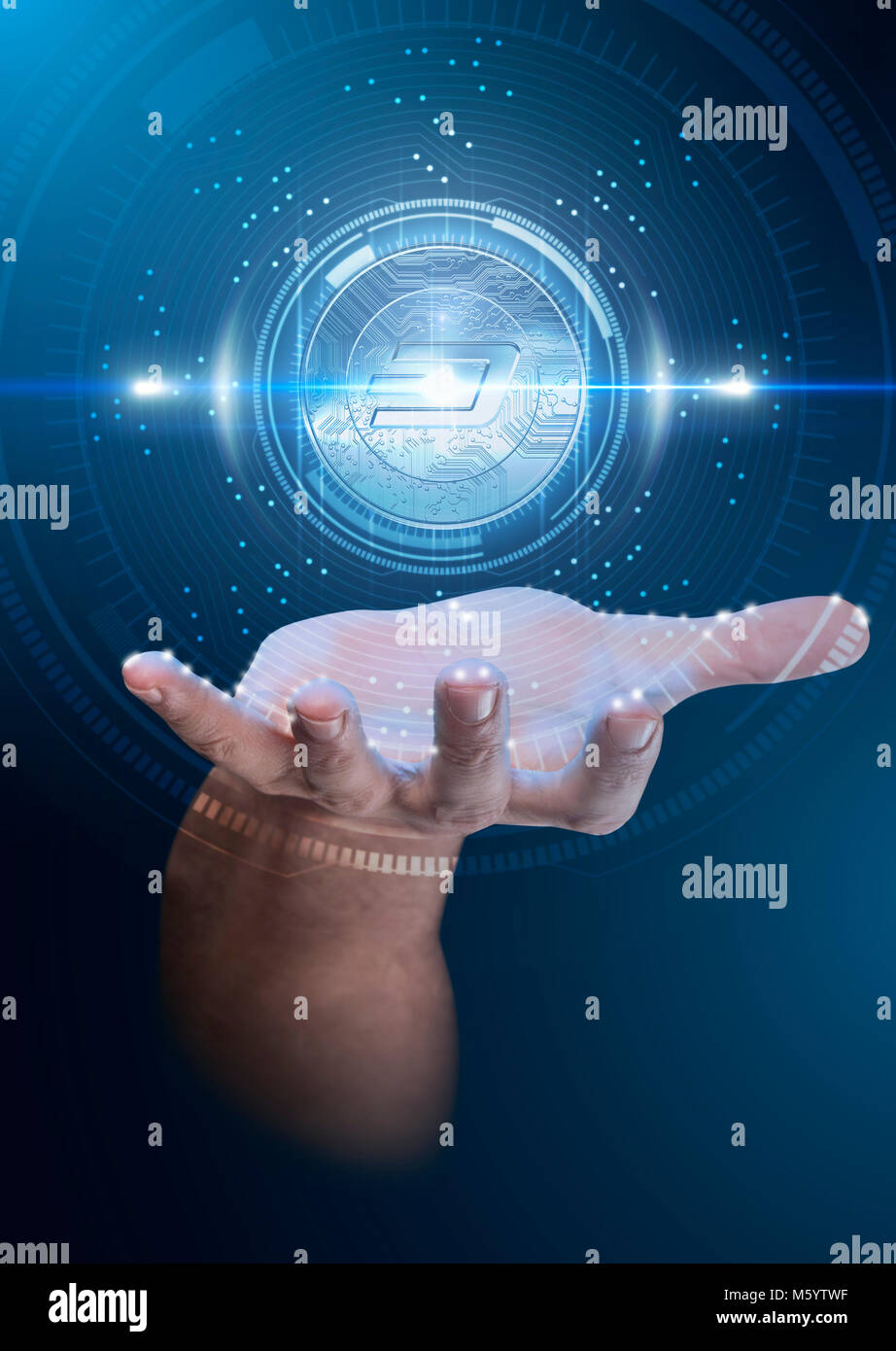 Eine männliche Hand beschwört eine schwimmende Blau dash Coin cryptocurrency Hologramm auf einem dunklen Studio Hintergrund mit einem Technische Daten Analyse interfa überlagert Stockfoto