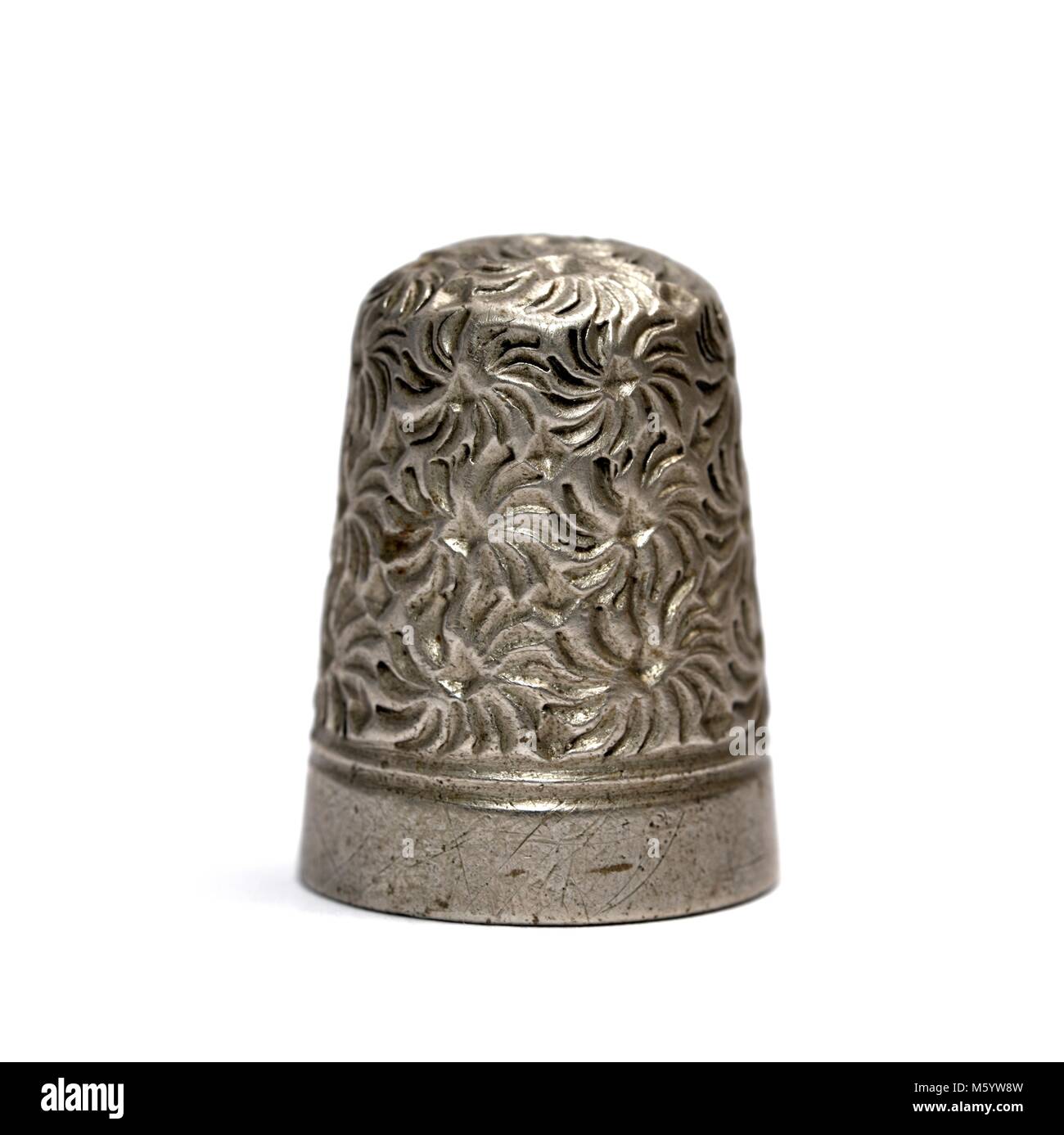 Metall nähen Fingerhut auf einem Finger weißer Hintergrund Stockfoto