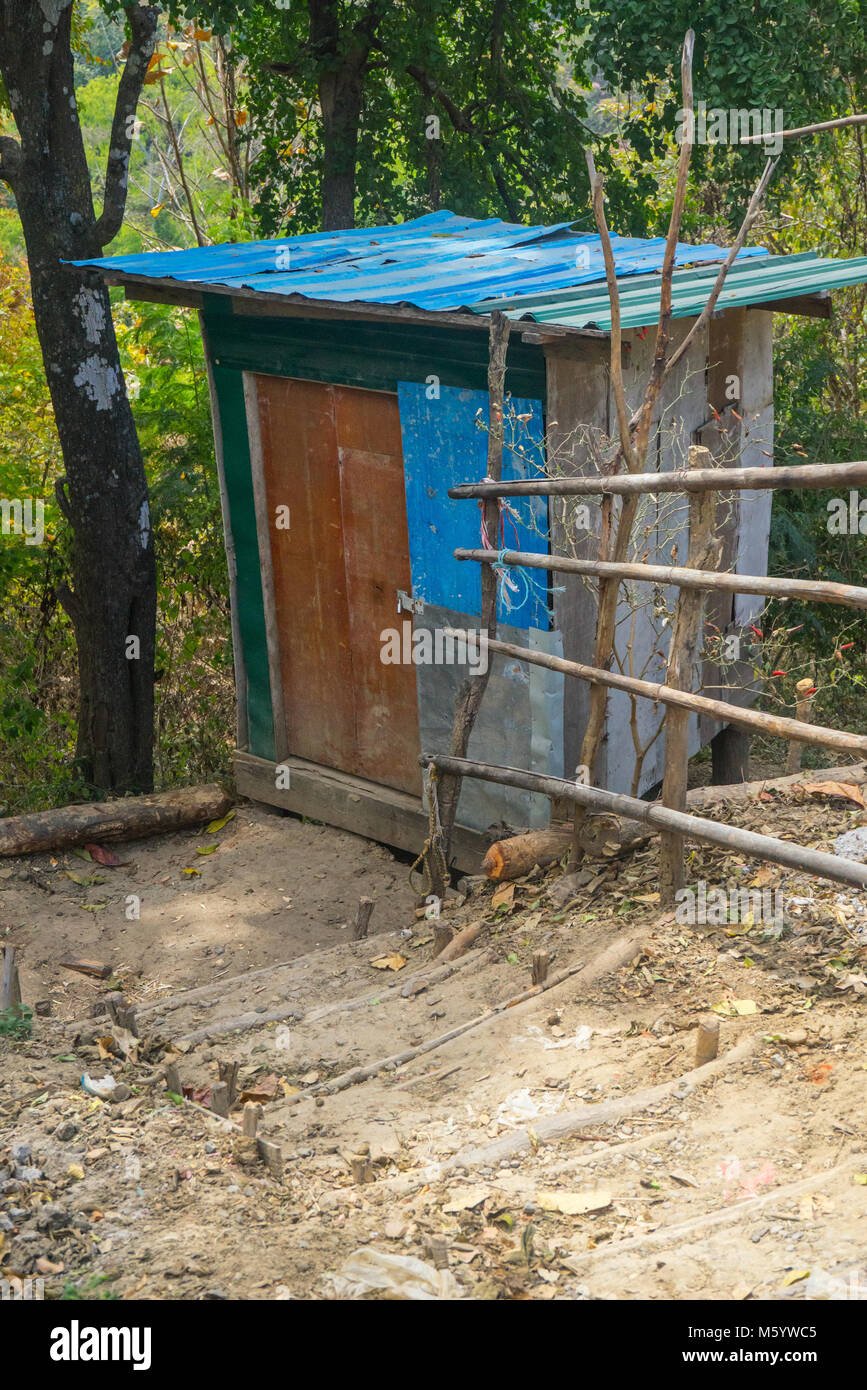 Plumpsklo in einem Entwicklungsland in Südost Asien, Myanmar (Birma) Stockfoto