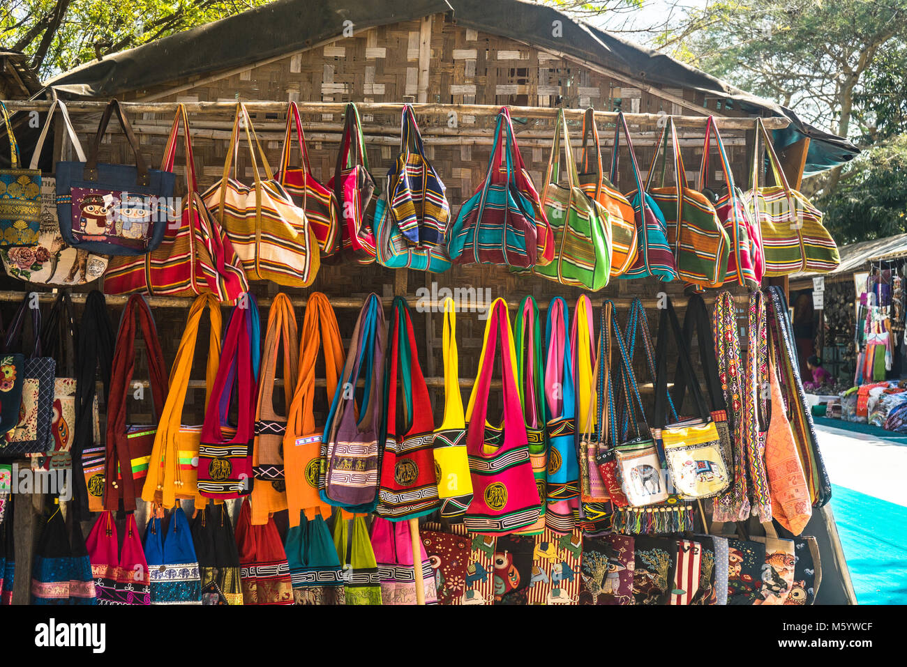 Die burmesische Taschen und Schals im Verkauf bei Shop in Bagan, Myanmar (Birma) Stockfoto