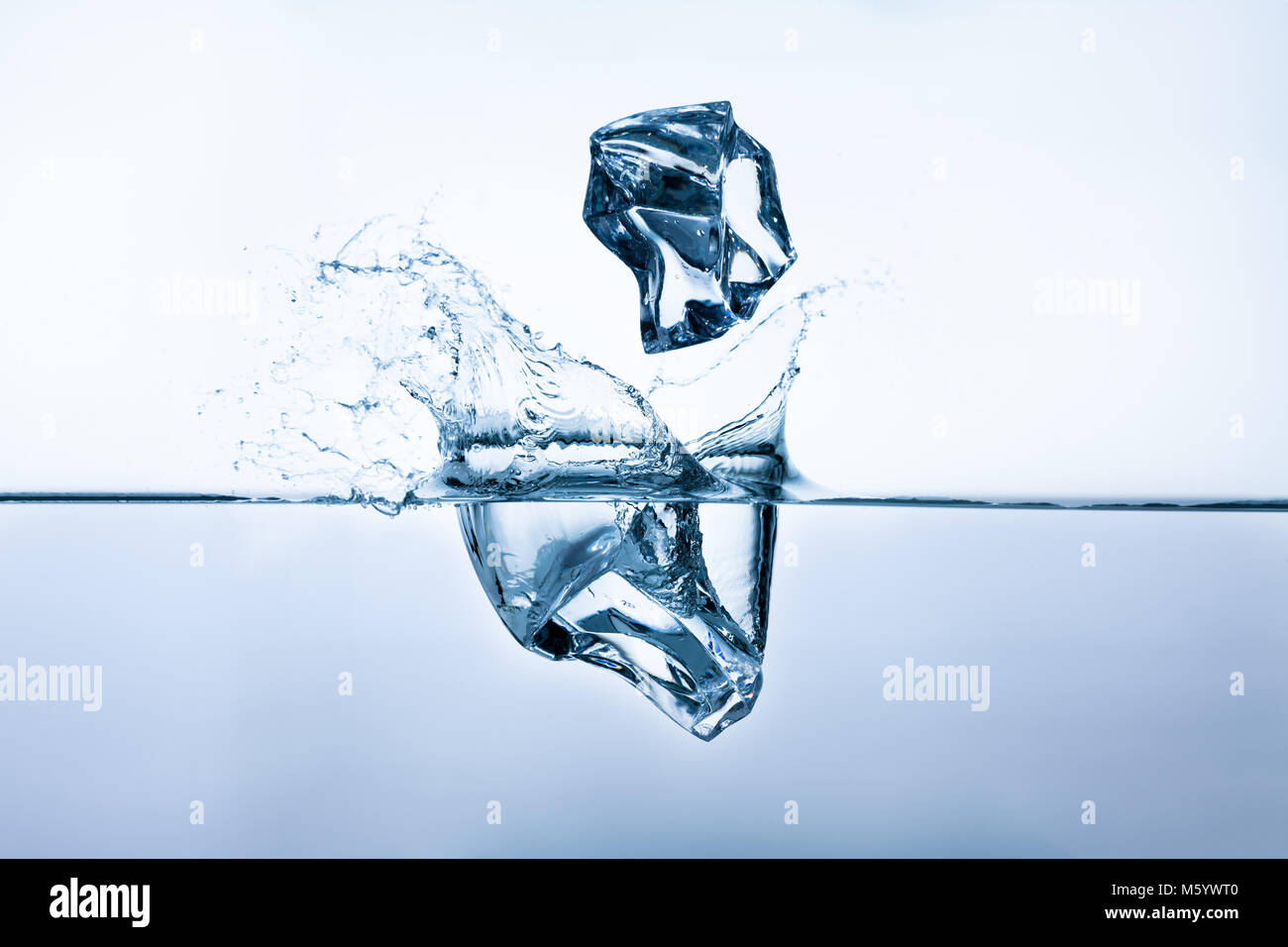 Zwei Eiswürfel Spritzer in klares Wasser, Nahaufnahme, Vorderansicht Stockfoto