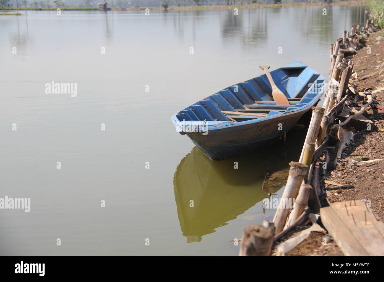 Boot schwimmend auf dem See. Stockfoto