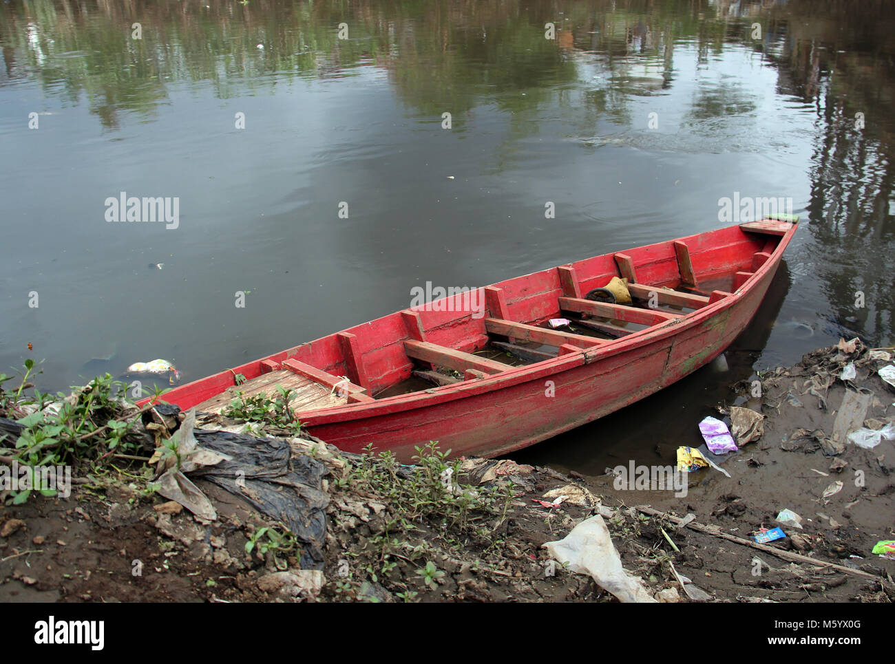 Boot in Citarum Fluss, Jumat (9/2/2018). Stockfoto