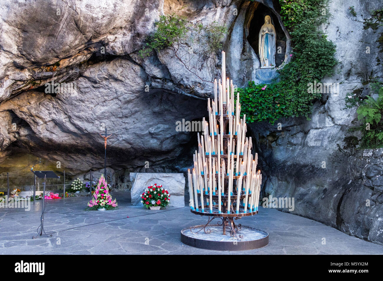 Lourdes (Frankreich). Im Jahre 1858, die Jungfrau Maria dem Mädchen Bernadette Soubirous in der Grotte von Massabielle (Foto). Stockfoto