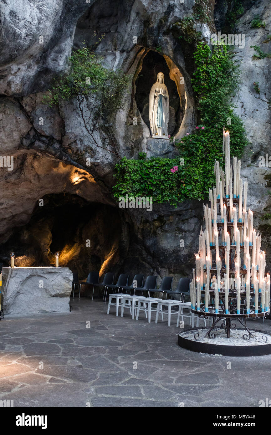 Lourdes (Frankreich). Die Grotte von Massabielle, wo gesagt wird, dass im Jahr 1858 die Jungfrau Maria der jungen Bernadette Soubirous erschien Stockfoto