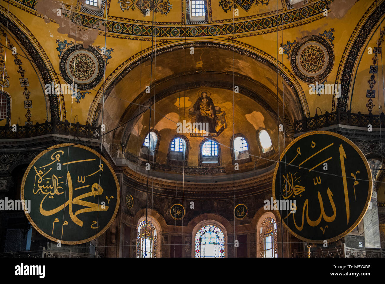 Aya Sofya, die Hagia Sophia - Größte Kathedrale der Christenheit seit fast tausend Jahren; der Kaiser Justinian einflussreiches architektonisches Meisterwerk aus dem sechsten Jahrhundert. Jahrhunderte der goldmosaiken von der Jungfrau Maria, Erzengel Gabriel, und Byzantinischen Kaiser und Kaiserinnen. In eine Moschee umgewandelt, heute ein Museum mit Exponaten. Stockfoto