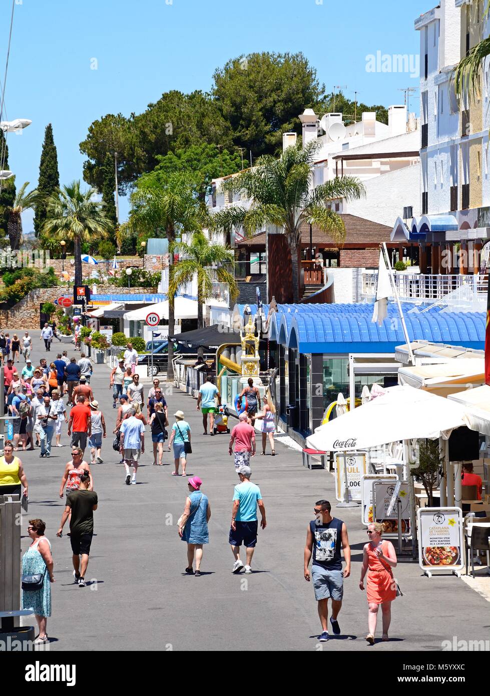 Touristen zu Fuß entlang der Restaurant Marina Promenade gesäumt, Vilamoura, Algarve, Portugal, Europa. Stockfoto