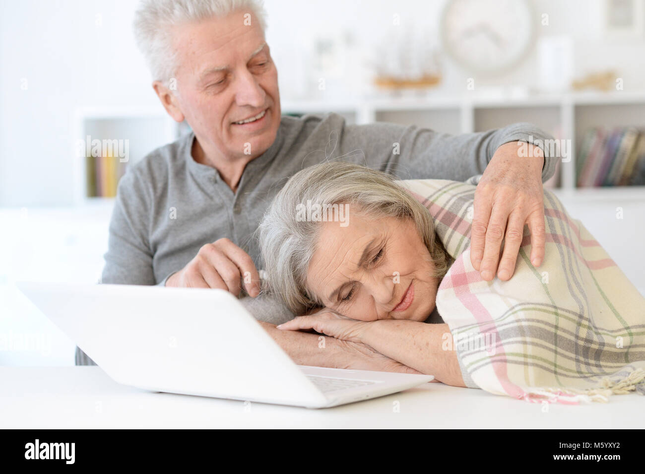 Ältere Menschen umarmen Schöne ältere Frau mit Decke, Schlafen Stockfoto