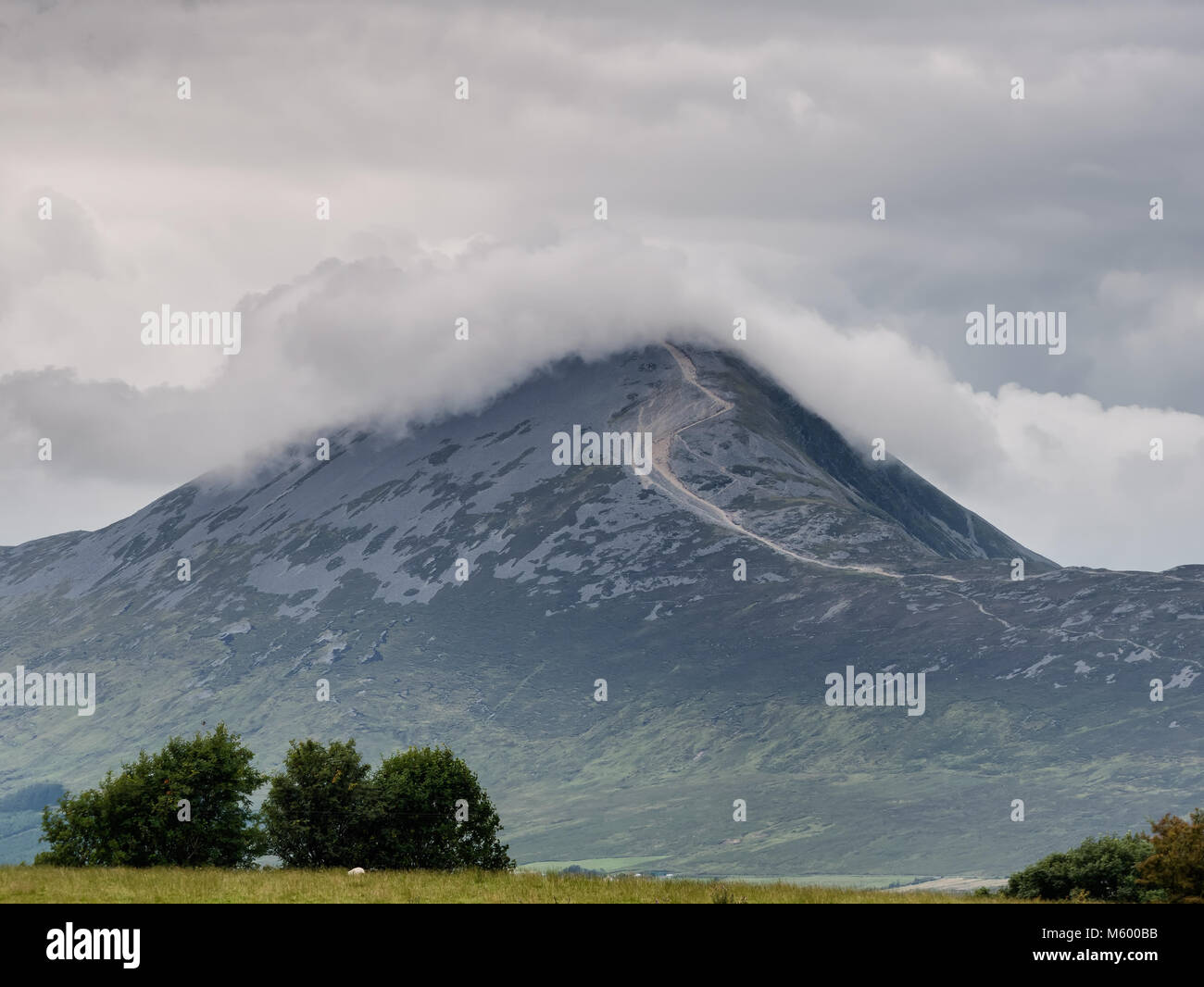 Croagh Patrick in Wolken in Irland Stockfoto