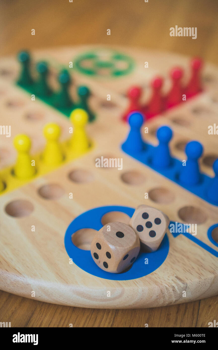 Ludo board Familie Spiel. Nahaufnahme. Stockfoto