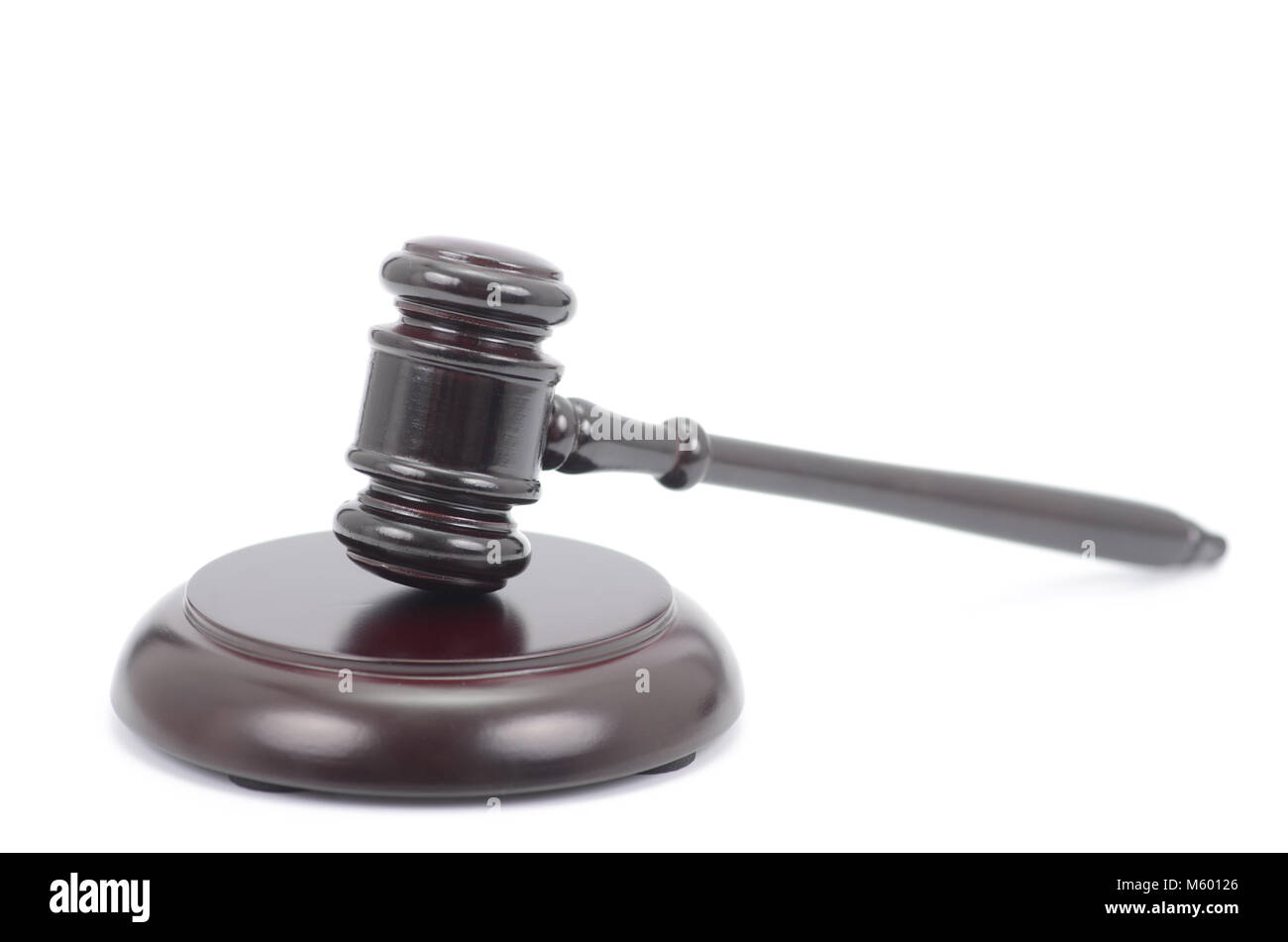 Recht und Gerechtigkeit, Rechtmäßigkeit Konzept, Richter Hammer isoliert auf einem weißen Hintergrund. Stockfoto
