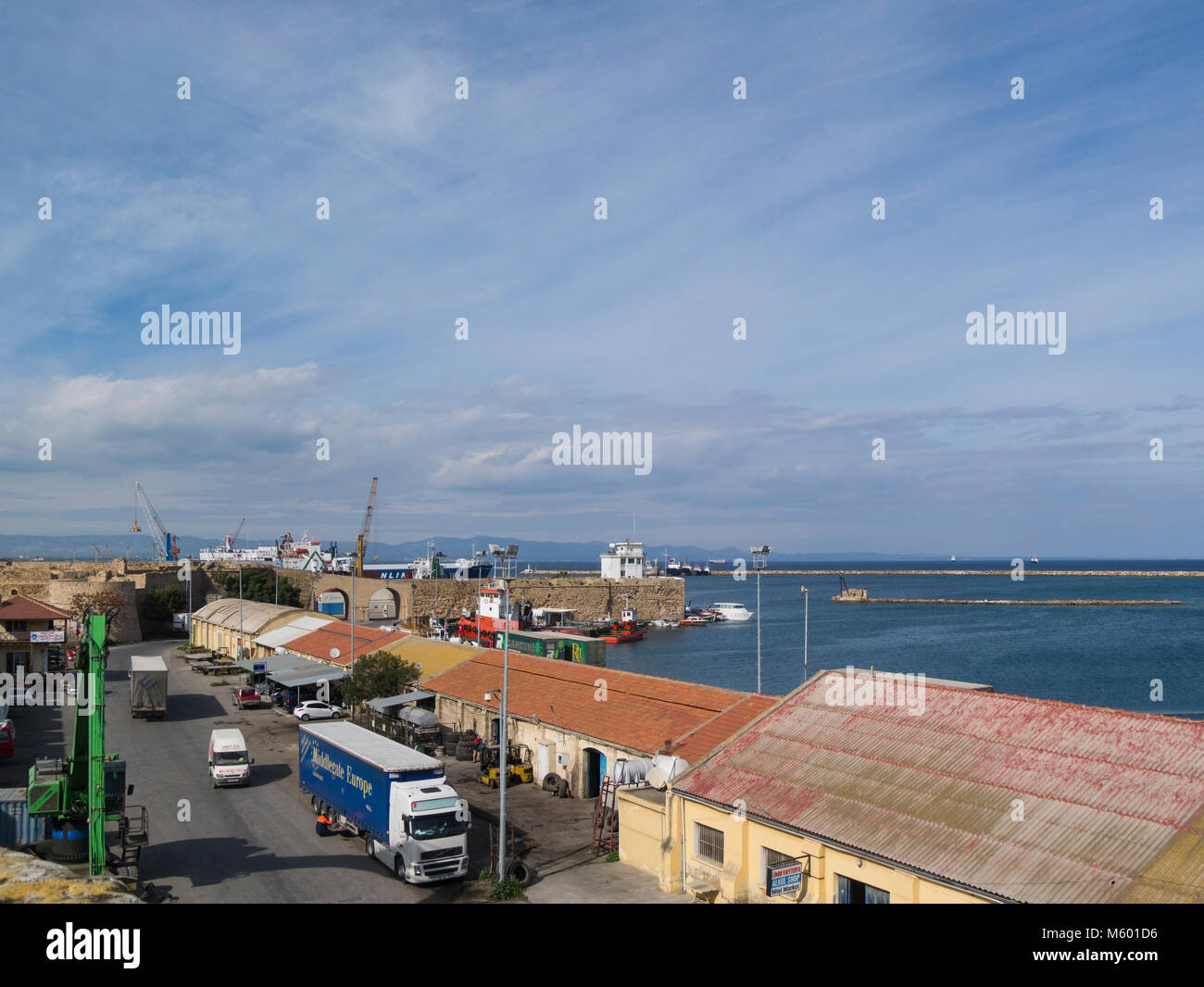 Blick Richtung besetzt tiefe Wasser Hafen von Stadtmauern Famagusta