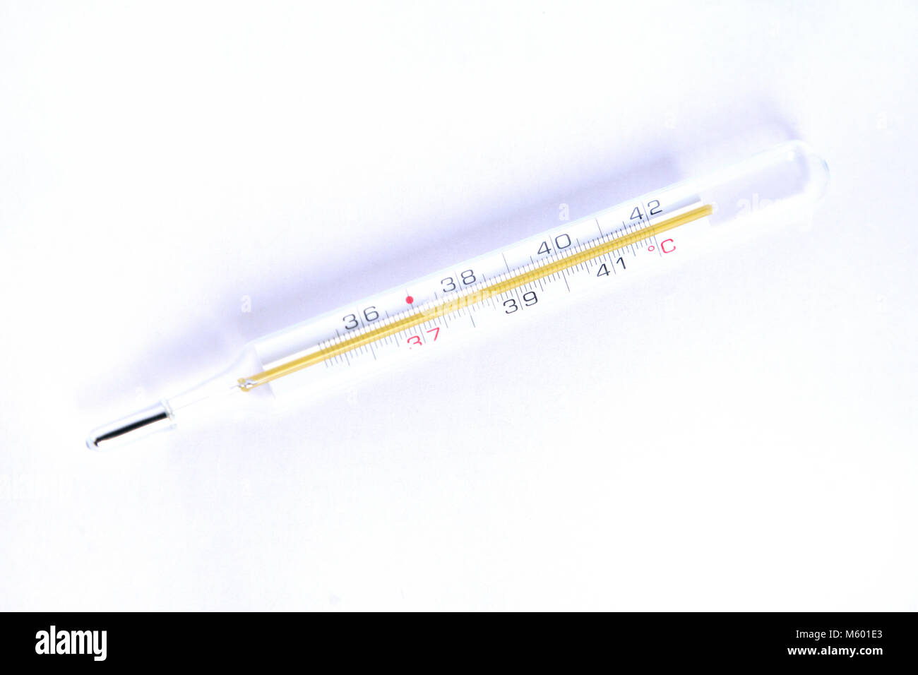 Klinische Thermometer auf weißem Hintergrund whit Freistellungspfad Stockfoto
