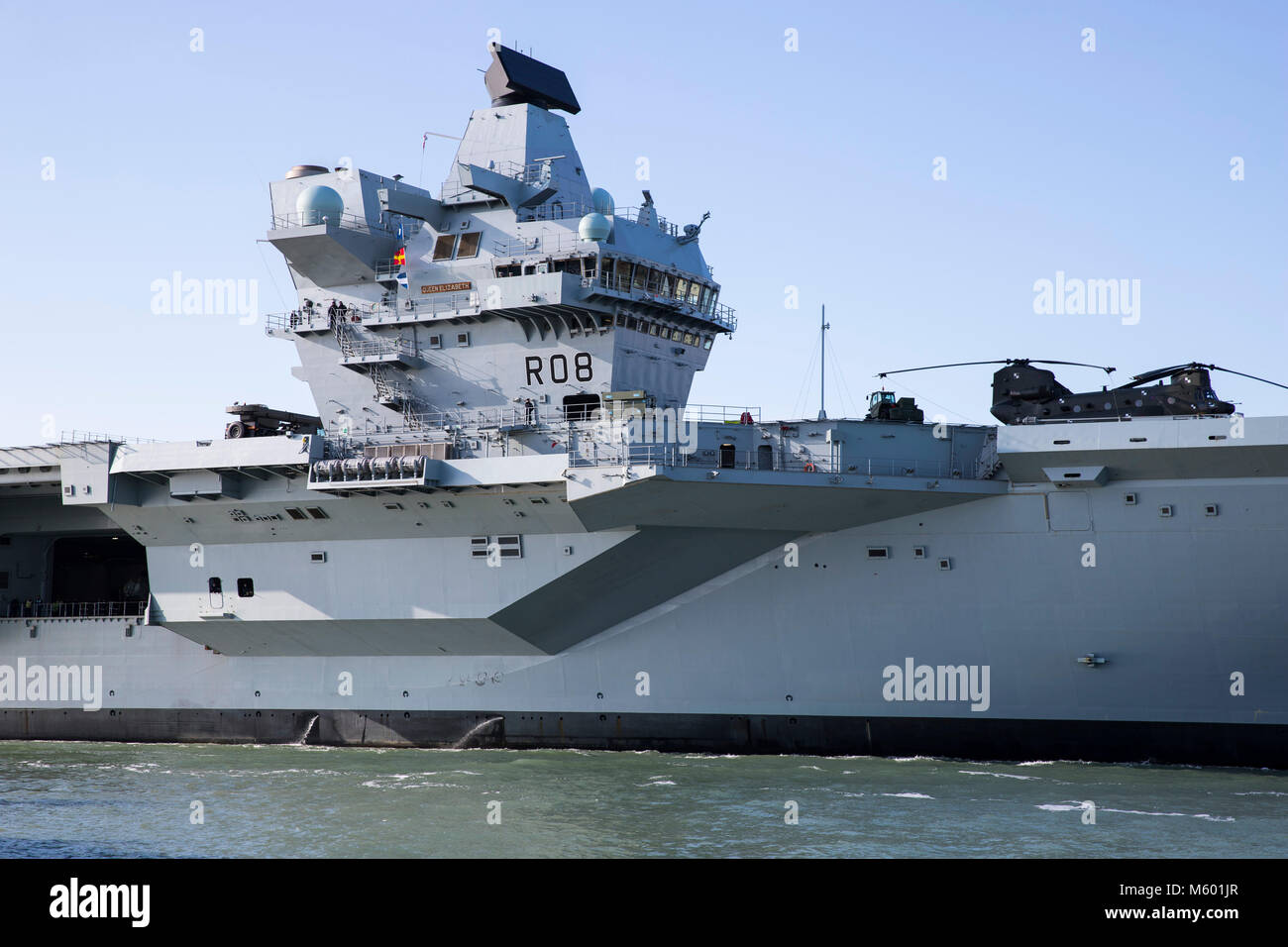 Royal Navy Flaggschiff HMS Queen Elizabeth Ankunft in Portsmouth, Großbritannien am 27. Februar 2018 Stockfoto