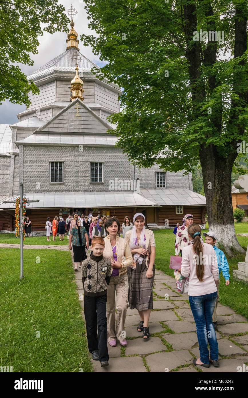 Die kirchgänger verlassen nach der griechisch-katholischen Kirche der Heiligen Dreifaltigkeit, im Dorf von Otepää, in der Nähe der Stadt Jaremtsche, Karpaten, Ukraine Stockfoto