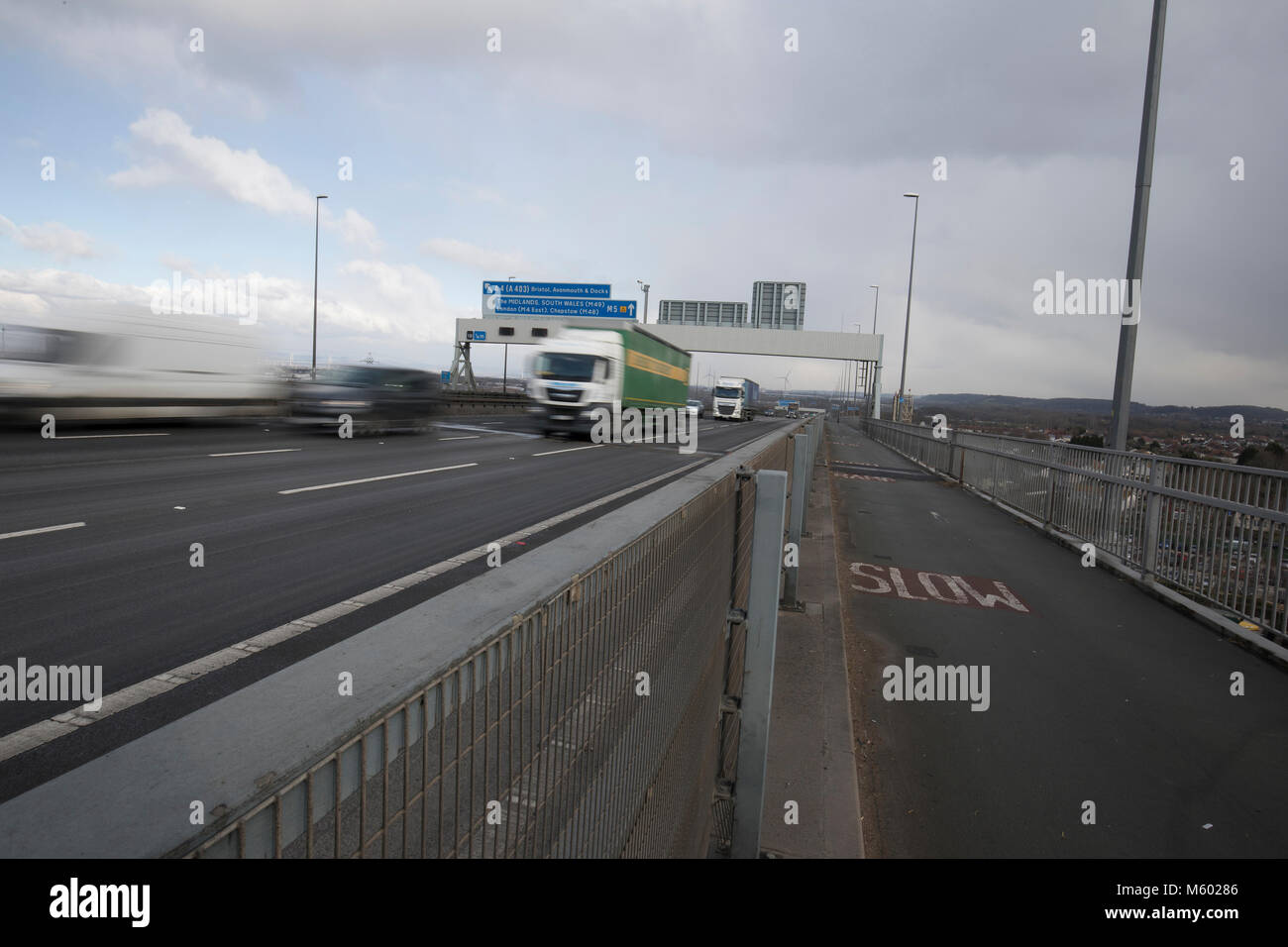 Straßenverkehr der Überquerung der Avonmouth Brücke auf der Autobahn M5 Stockfoto