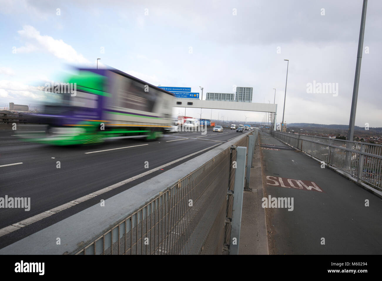 Straßenverkehr der Überquerung der Avonmouth Brücke auf der Autobahn M5 Stockfoto