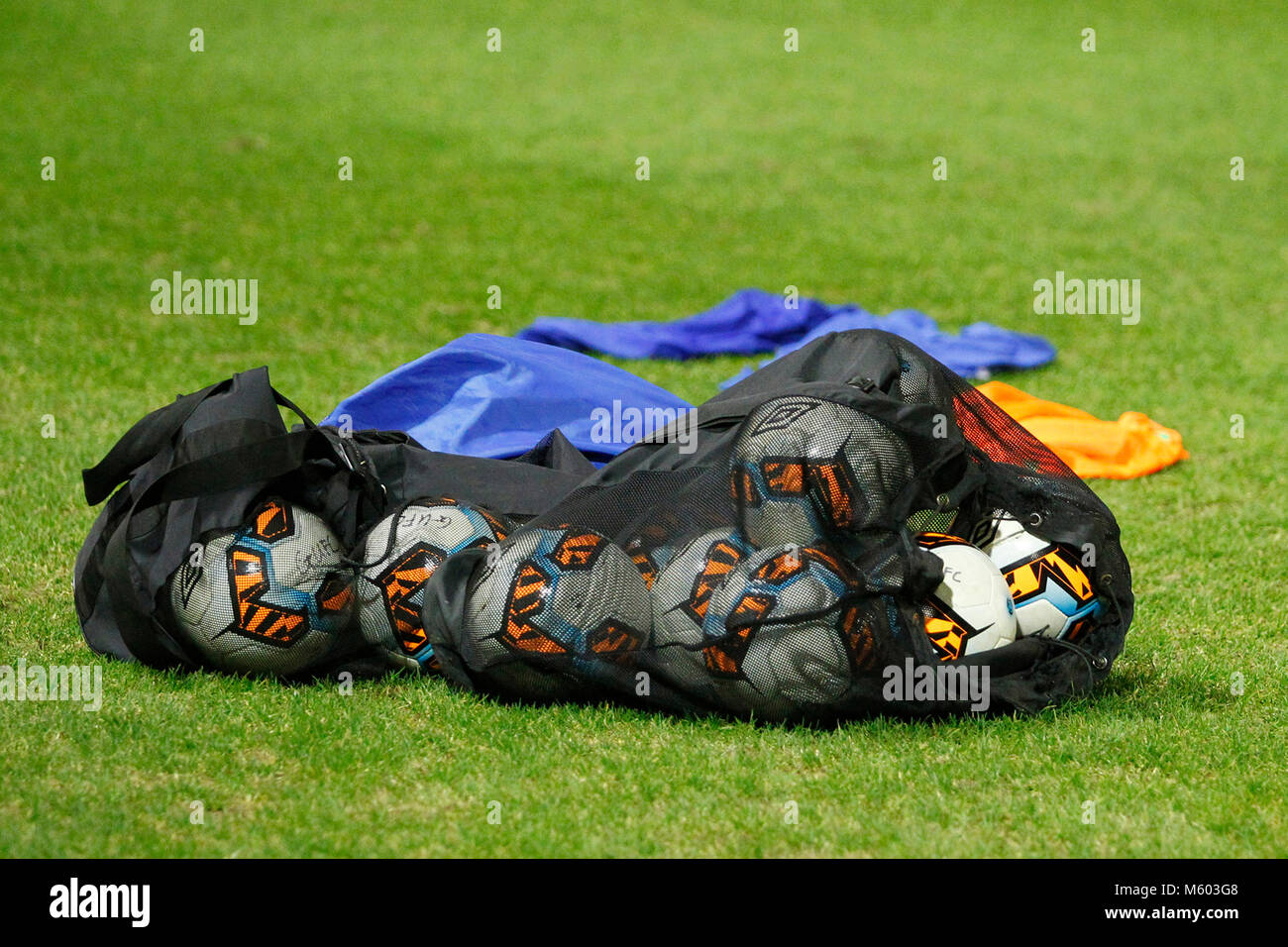 Allgemeine Ansicht, eine Tüte mit Fußball und Training bibs bereit für ein Match warm up Routine Stockfoto