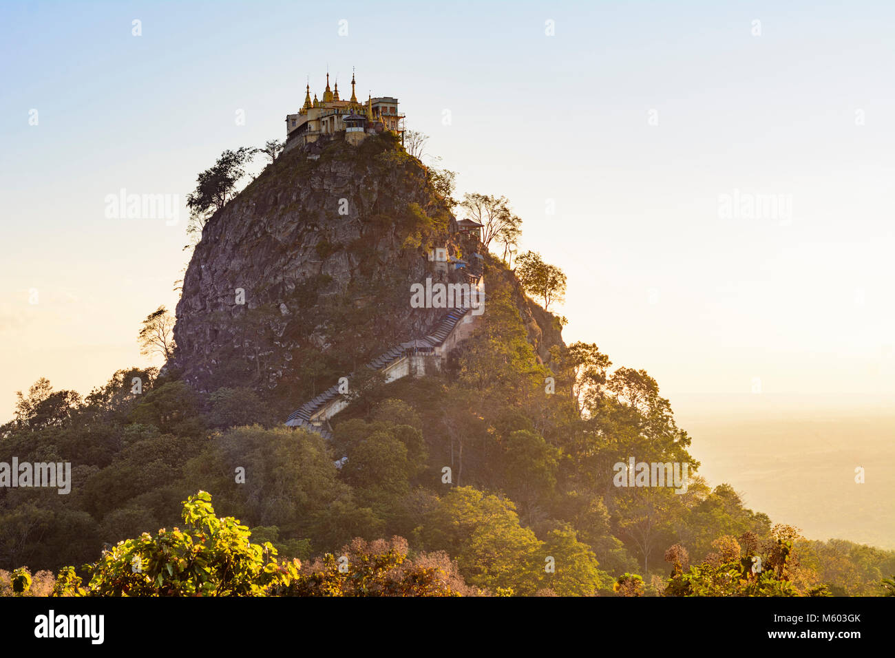 Mount Popa: Mount Popa (Popa Taung Kalat) Wallfahrtsort, Nat-Tempel, relikt Seiten oben auf dem Berg, Region, Mandalay, Myanmar (Birma) Stockfoto