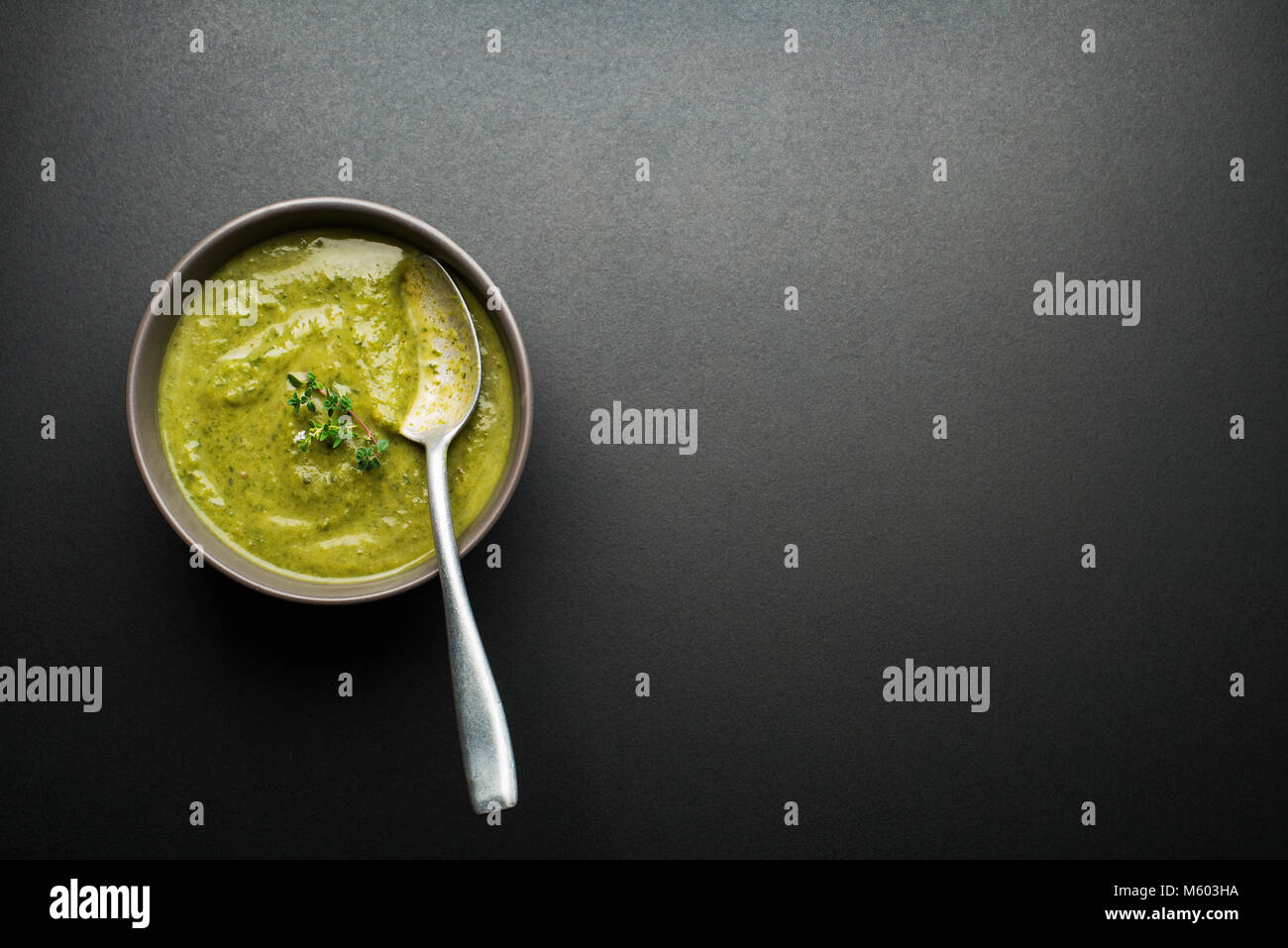 Frische gesunde Gemüse grüne Suppe overhead zu schießen. Stockfoto