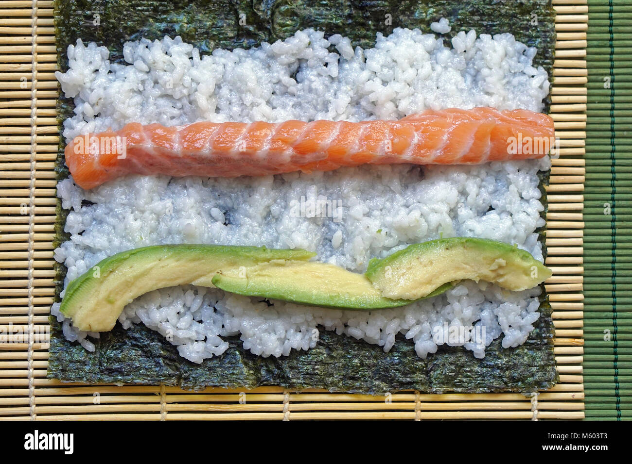 Sushi im Bambus bereit zu rollen Öffnen Stockfoto