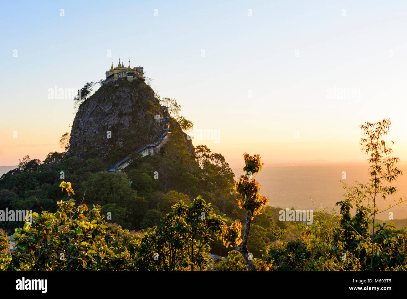 Mount Popa: Mount Popa (Popa Taung Kalat) Wallfahrtsort, Nat-Tempel, relikt Seiten oben auf dem Berg, Region, Mandalay, Myanmar (Birma) Stockfoto