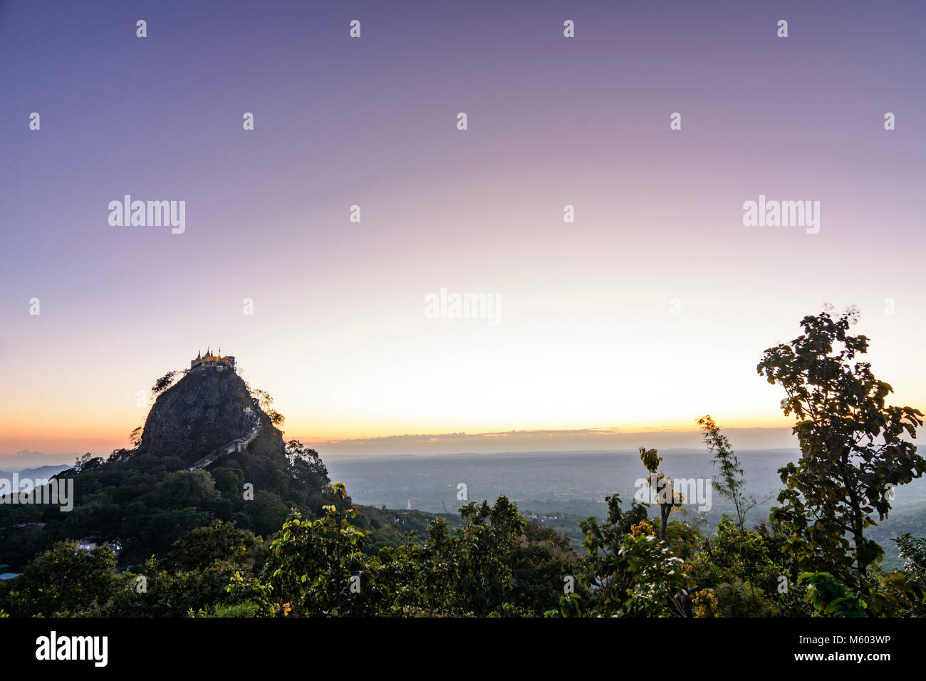 Mount Popa: Mount Popa (Popa Taung Kalat) Wallfahrtsort, Nat-Tempel, relikt Seiten oben auf dem Berg, Region, Mandalay, Myanmar (Birma) Stockfoto