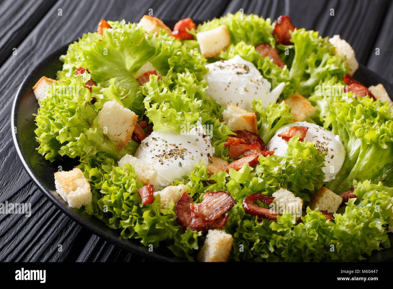 Hausgemachter salat lyonnaise -Fotos und -Bildmaterial in hoher ...