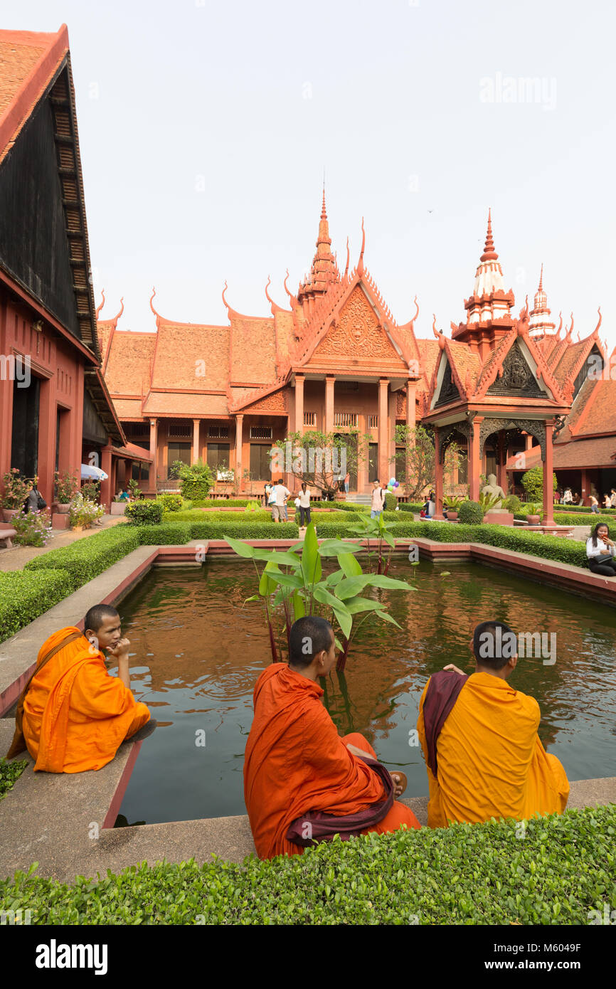 Kambodscha Mönche im Garten des Nationalmuseums für Kambodscha, Phnom Penh, Kambodscha Asien Stockfoto