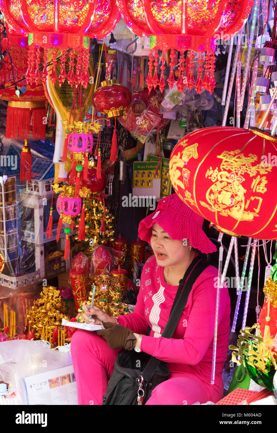 Chinesische Laterne stall und Verkäufer, Verkauf von bunten Lampions, Phnom Penh, Kambodscha, Asien Stockfoto