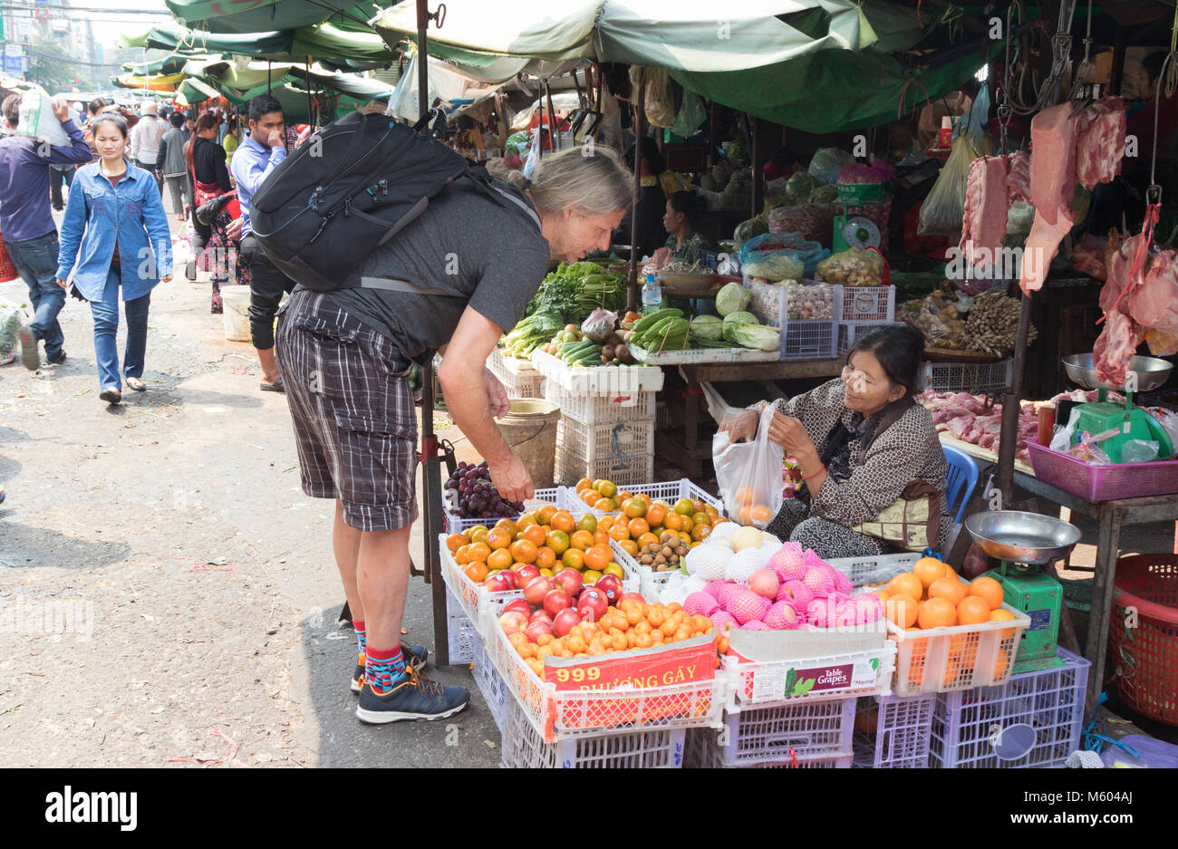 Kambodscha Tourismus - eine touristische Kauf von Lebensmitteln an einem Obststand, Phnom Penh, Phnom Penh, Kambodscha Asien Stockfoto