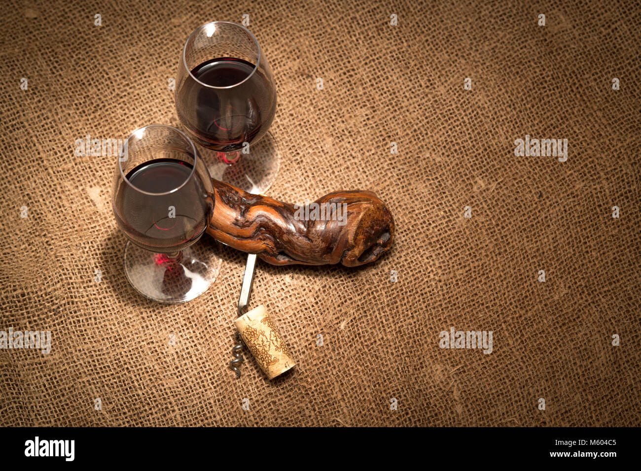 Gläser mit Rotwein Stockfoto