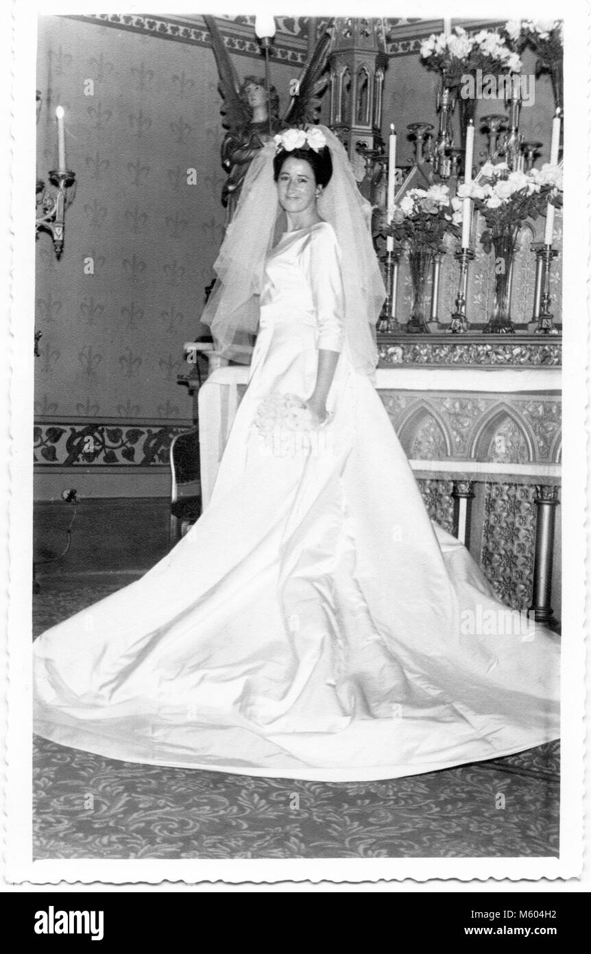 1960s 1970s Hochzeit kaukasischen Braut an Kamera schaut. Schwarzweiß gedreht. Italien Stockfoto