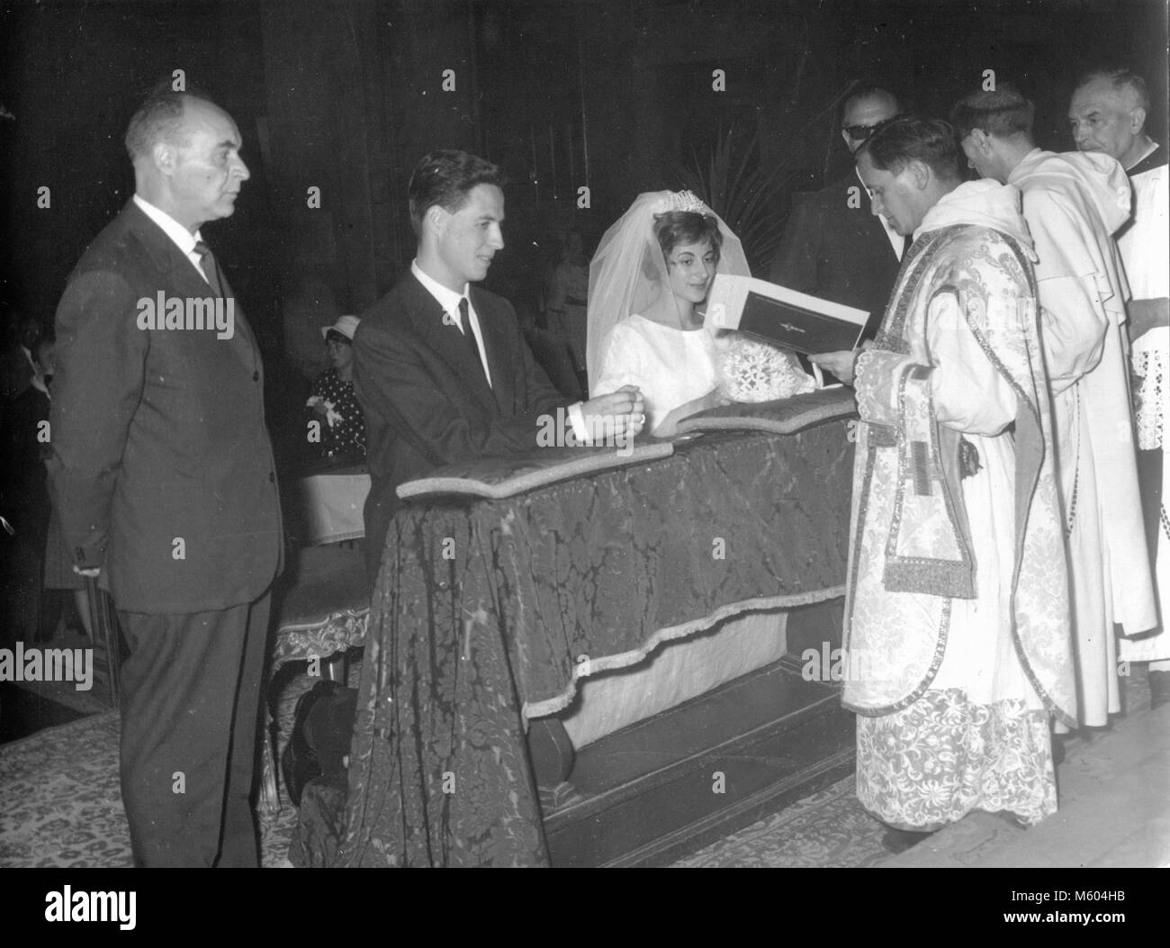 1960s 1970s Hochzeit kaukasischen Paar während der kirchlichen Zeremonie. Schwarzweiß gedreht. Italien Stockfoto