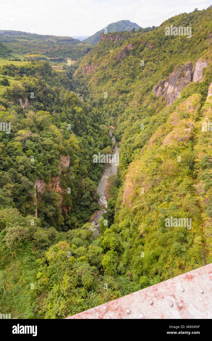 Nawnghkio: Tal der Gohtwin Stream an Goteik Viadukt (Gohteik Teik, Kr), Bahn Gestellbrücke,, Shan Staat, Myanmar (Birma) Stockfoto