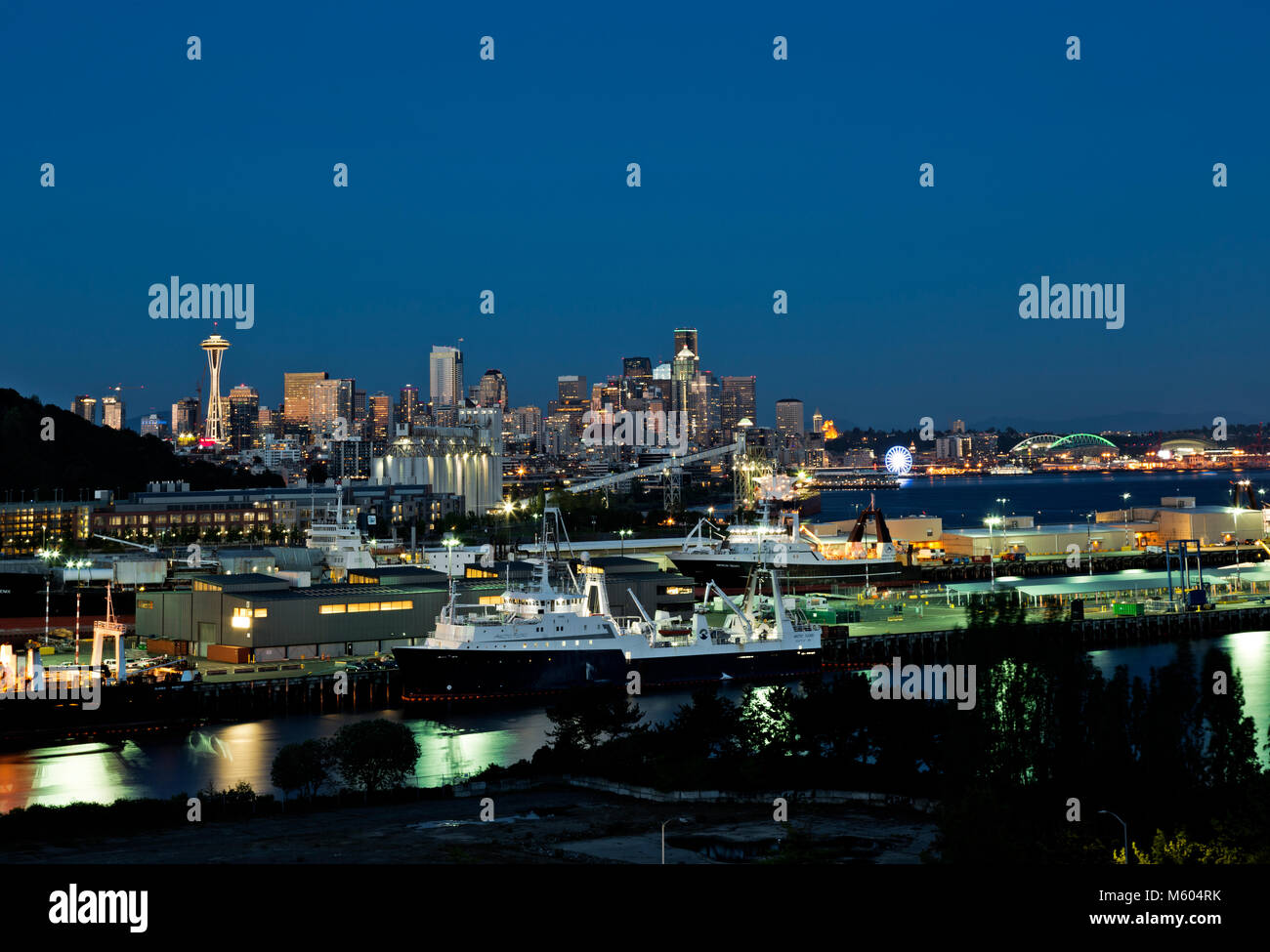 WA13739-00...WASHINGTON - Blick auf die Docks, die Uferpromenade, die Space Needle und die Hochhäuser der Innenstadt von der Magnolia Bridge in Seattle. 2017 Stockfoto