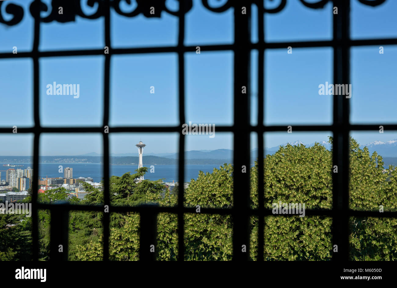 WA13762-00...WASHINGTON - Blick auf die Space Needle und Elliott Bay von der Aussichtsebene des Volunteer Park Water Tower. 2017 Stockfoto