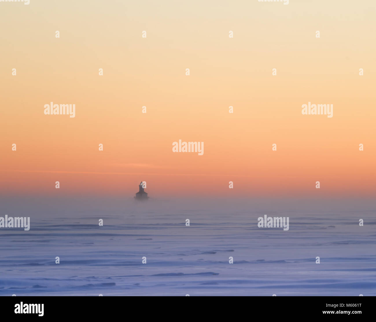 Sturm wütet bei Sonnenuntergang in einem gefrorenen Hafen in ländlichen Prince Edward Island, Kanada. Stockfoto