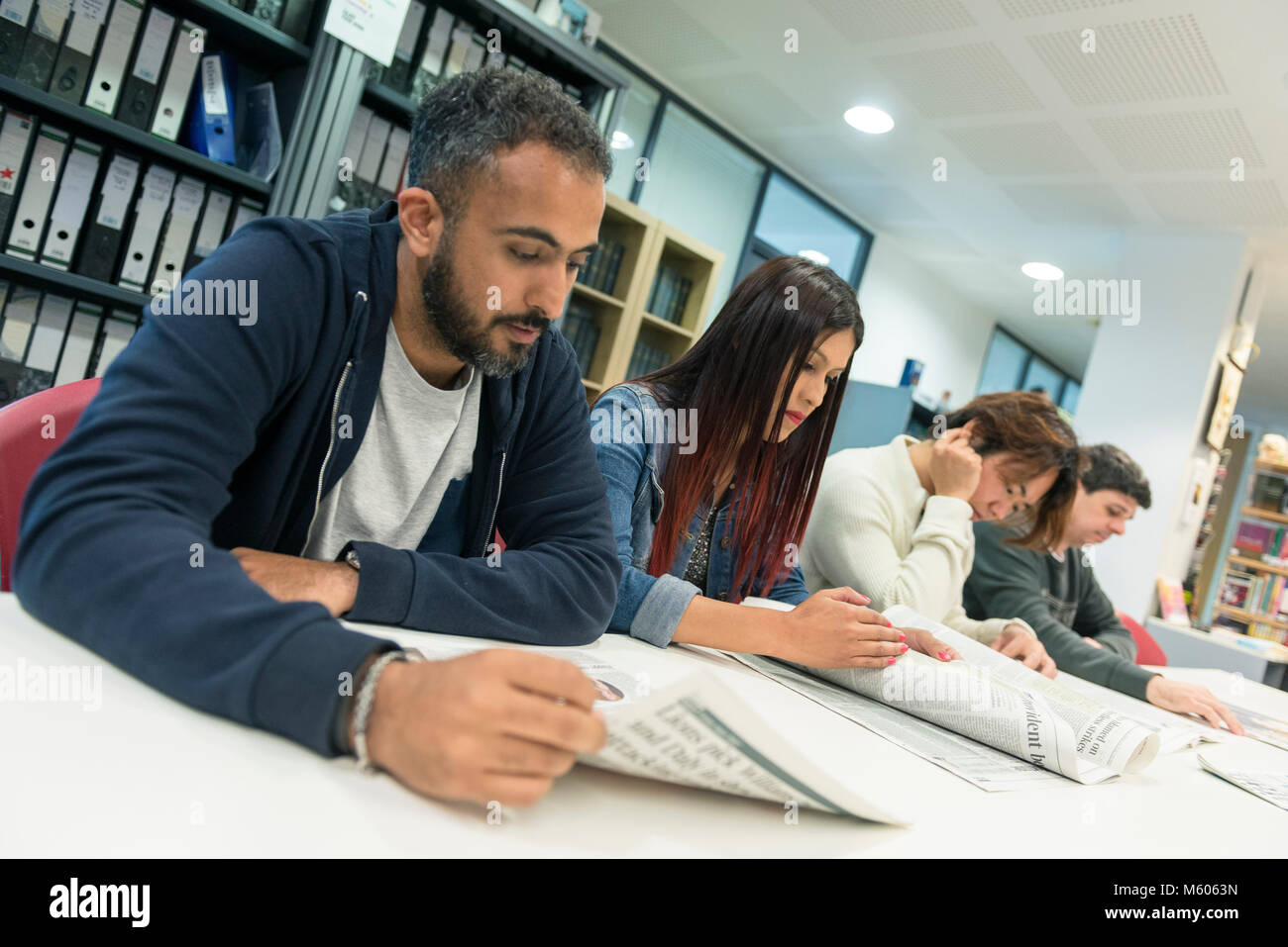 Echten ausländische Schüler lernen Sie Englisch an der Hochschule in den Klassenraum und Bibliothek einer Hochschule/Universität Stockfoto
