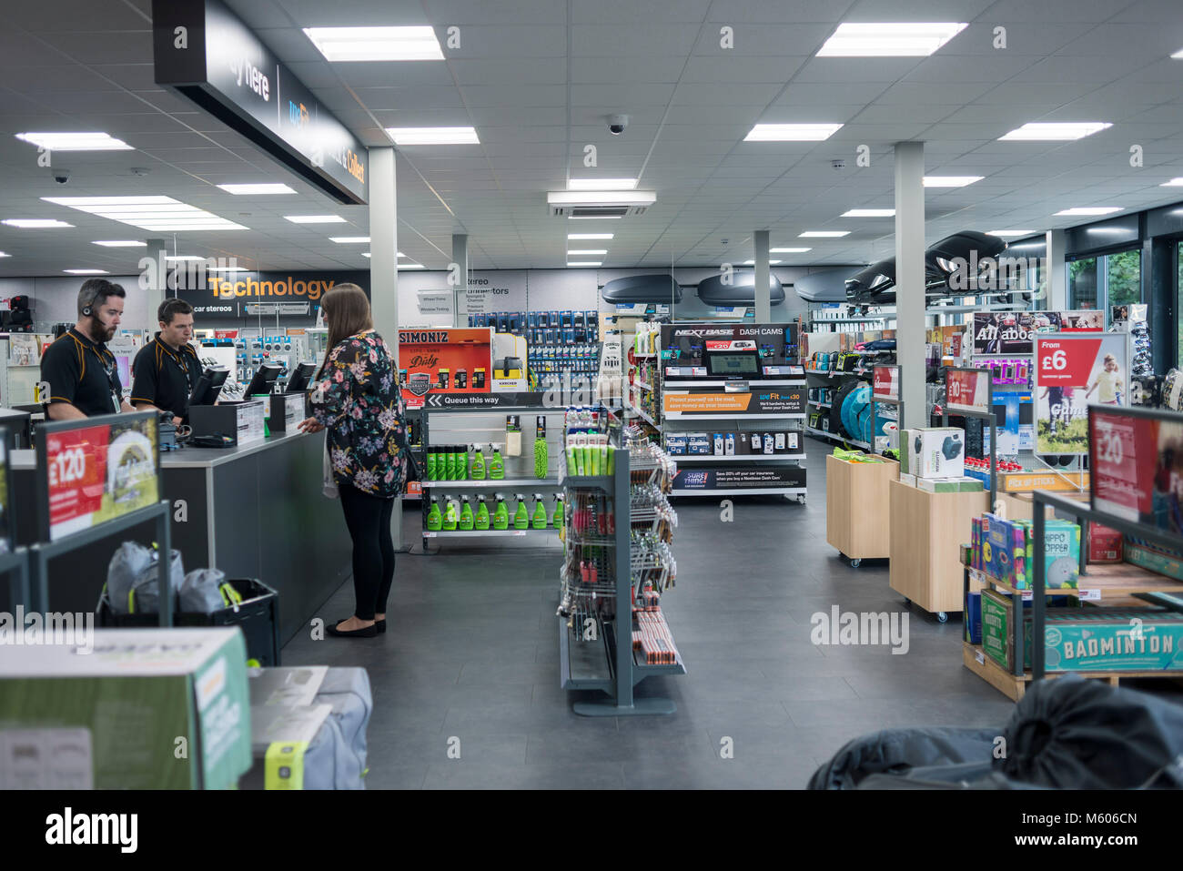 Im Einzelhandelsgeschaft Eines Halfords Shop Auf Einem Einzelhandel Immobilien Verkauf Transport Produkte Stockfotografie Alamy